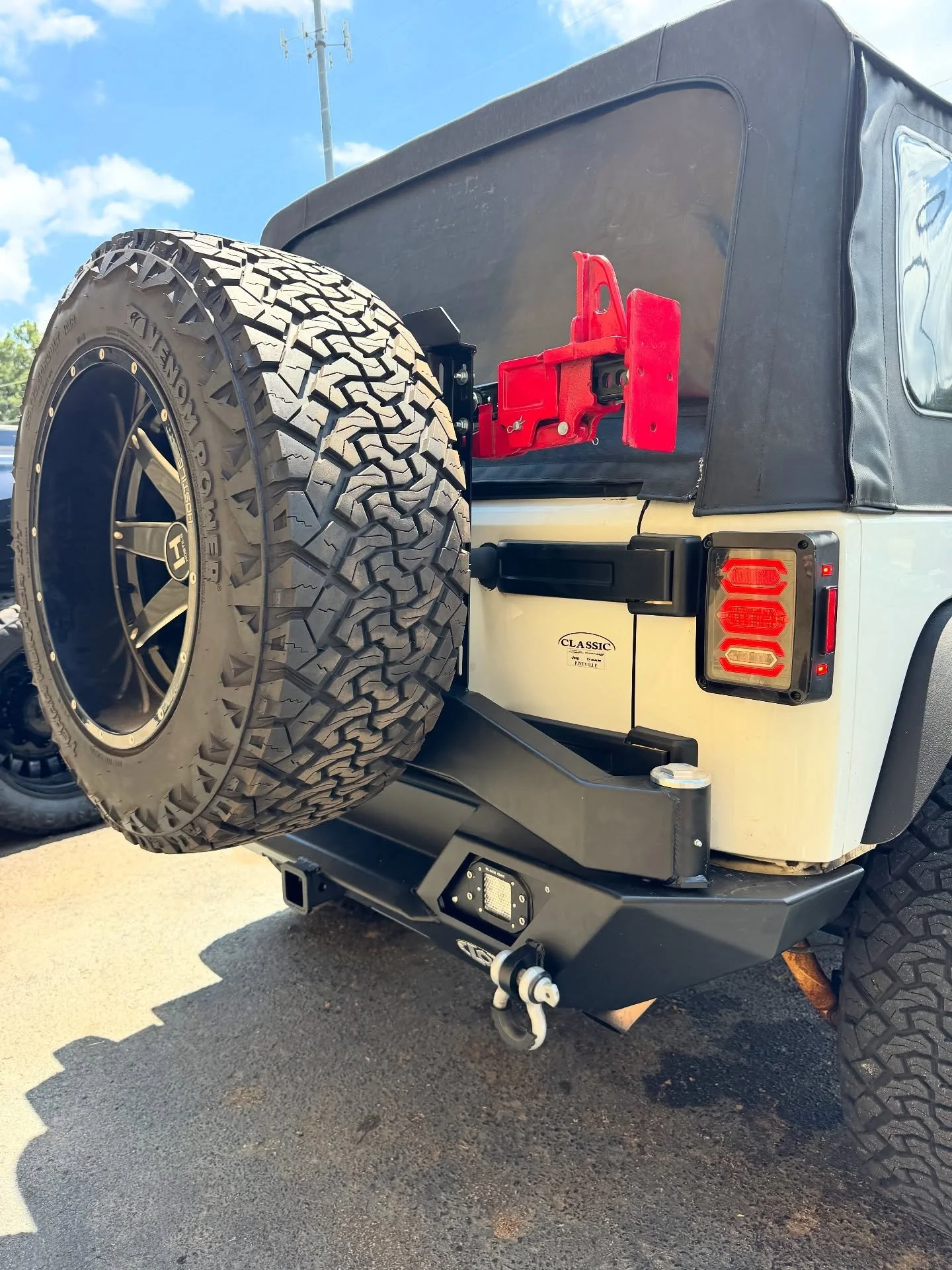 Out with the old and rusty&hellip; In with the new!

🔧- LOD Rear Bumper
🔧- Black Oak LED Lights

Swipe to see before and after, looking good Julie!

#greenvilleoffroad #gvloffroad #gooffroad #offroad #4x4 #4x4offroad #jeep #jeepwrangler #jeepgirl #