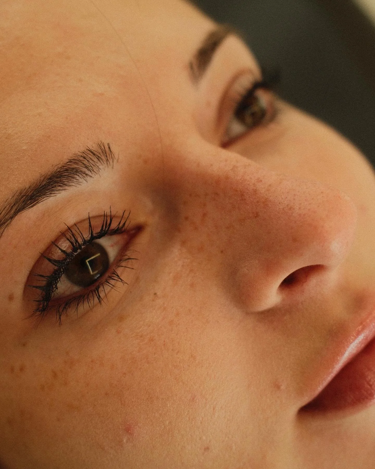 Healed Freckles &ndash; Light Coverage
Feine Sommersprossen, sanft in der Haut verankert.
Das Ergebnis wirkt transparent und nat&uuml;rlich, ohne sichtbare Abgrenzung.
Die Hautstruktur bleibt vollst&auml;ndig erhalten.

#tattoedfreckles #fauxfreckles