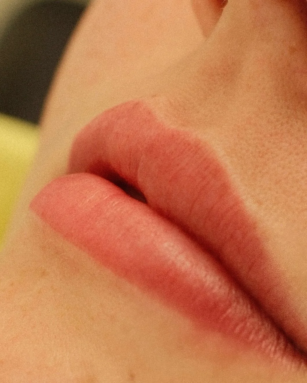Soft Lip Blush.

Lip Blush ist kein Make-up-Look, sondern eine dezente Verfeinerung der eigenen Lippenfarbe. Das Ergebnis wirkt wie ein leichter Hauch Farbe &ndash; gleichm&auml;&szlig;ig, frisch und lang anhaltend.
Die T&ouml;nung h&auml;lt etwa 2 b