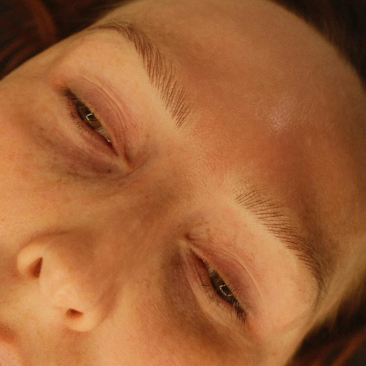 Microblading.

Ich arbeite immer reduziert - damit das Ergebnis auch langfristig weich bleibt -
und es sich mit dem eigenen feinen H&auml;rchen verspielt und erg&auml;nzt, statt dar&uuml;ber zu liegen und wie eine Fl&auml;che zu wirken.

Das Ziel war