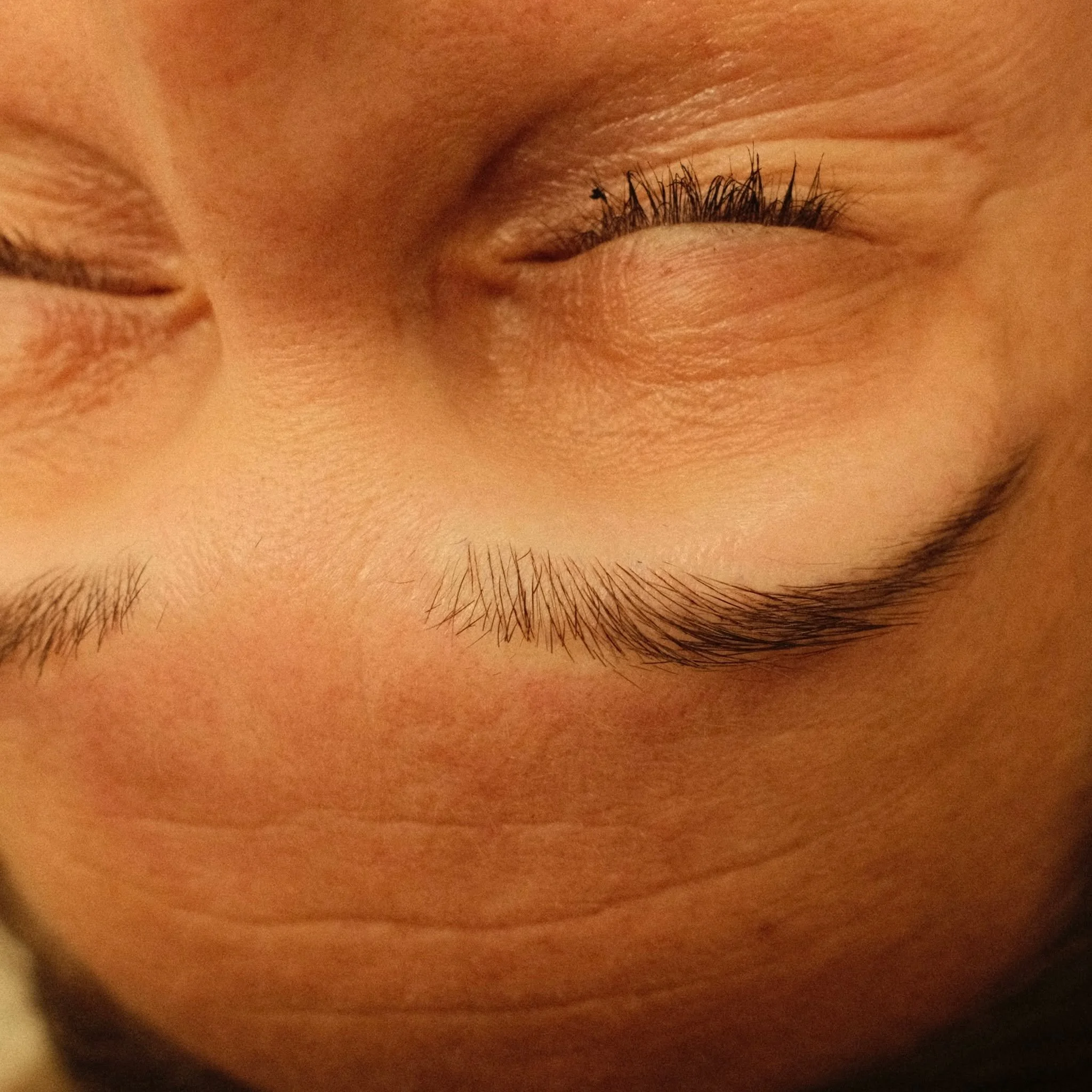 Microblading
With light, undefined or sparse brows, it doesn&rsquo;t take a dramatic change.
Sometimes a subtle fill is enough to create balance and structure &mdash; and that alone can make a surprisingly big difference.