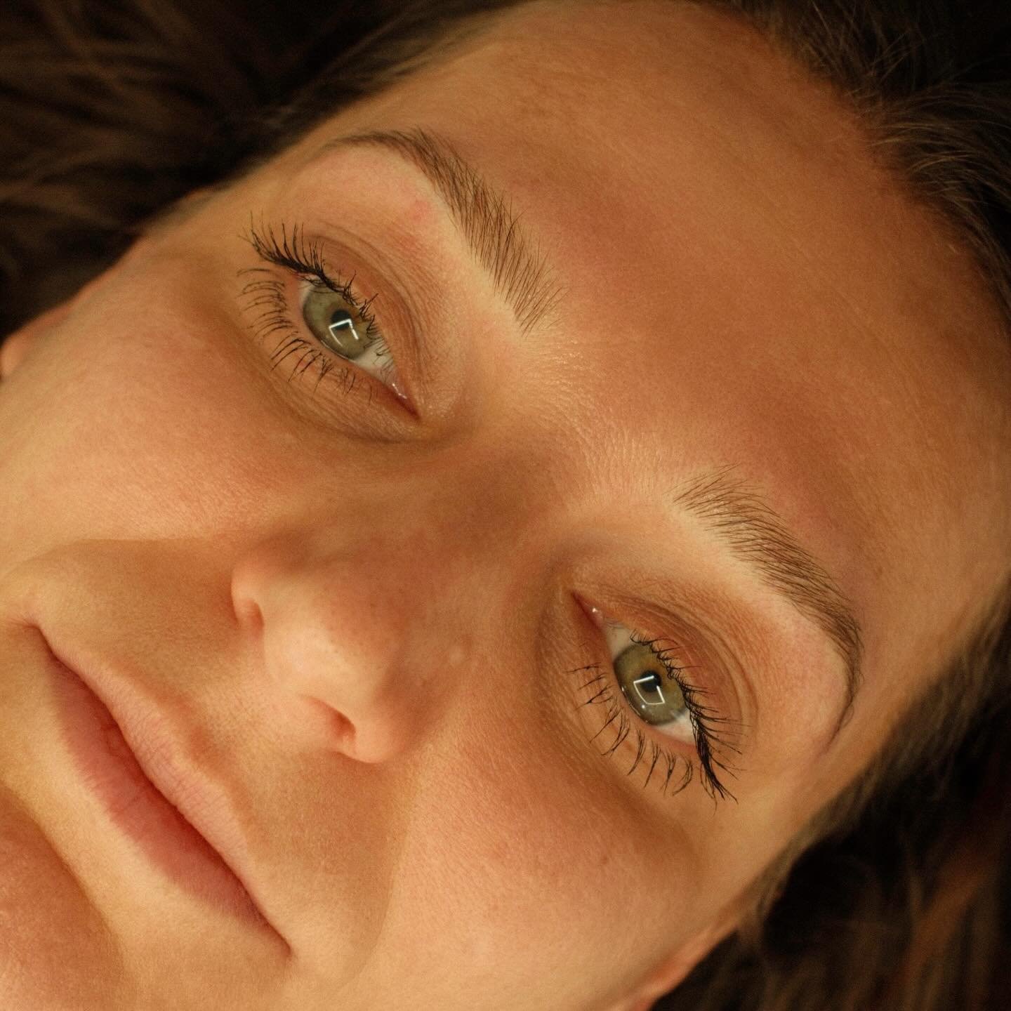 Microblading.

Form und Dichte wurden behutsam angepasst, orientiert an der nat&uuml;rlichen Ausgangslage &ndash; ohne den Ausdruck zu ver&auml;ndern.

Das Ergebnis ist immer eine Zusammenarbeit aus Technik, Haut und Pflegeverhalten. Ein Touch-up nac