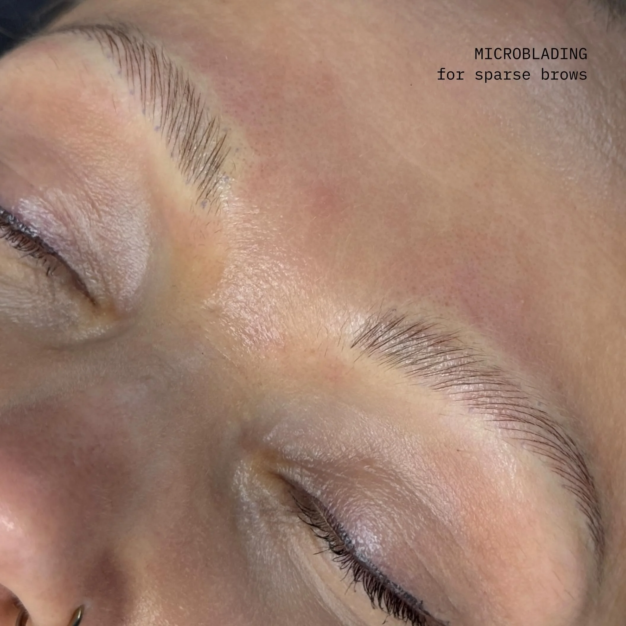 Microblading.

F&uuml;r Augenbrauen, die &uuml;ber die Jahre feiner geworden sind.
Orientiert an der vorhandenen Braue. Und so, dass es einfach wieder stimmig wirkt.