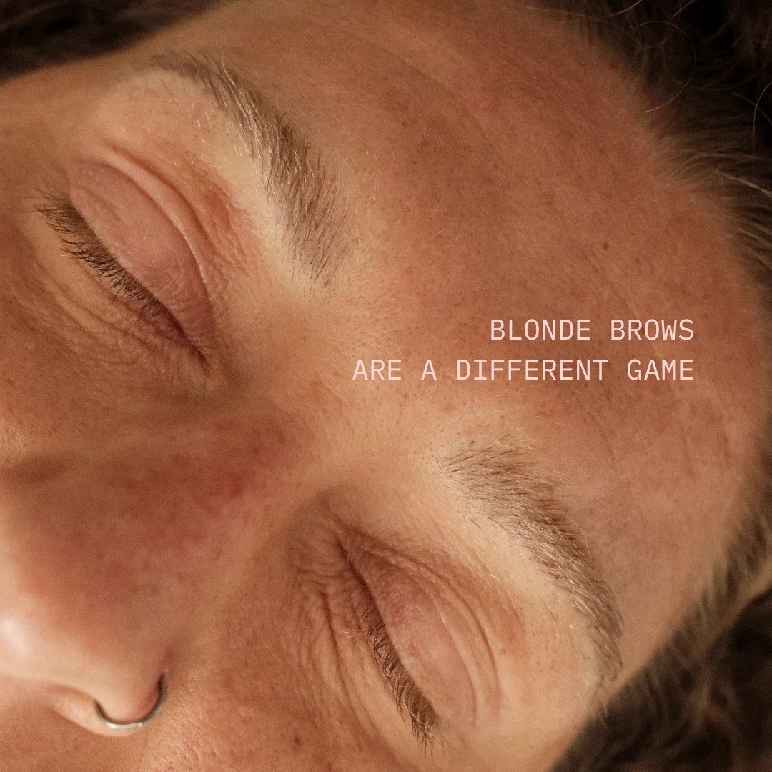 Blonde brows are a different game.

Bei sehr hellen Augenbrauen macht nicht mehr Farbe den Unterschied, sondern mehr Struktur.

Einzelne Microblading-Strokes geben der Braue eine klarere Wuchsrichtung und mehr Definition, ohne den sehr hellen Gesamte
