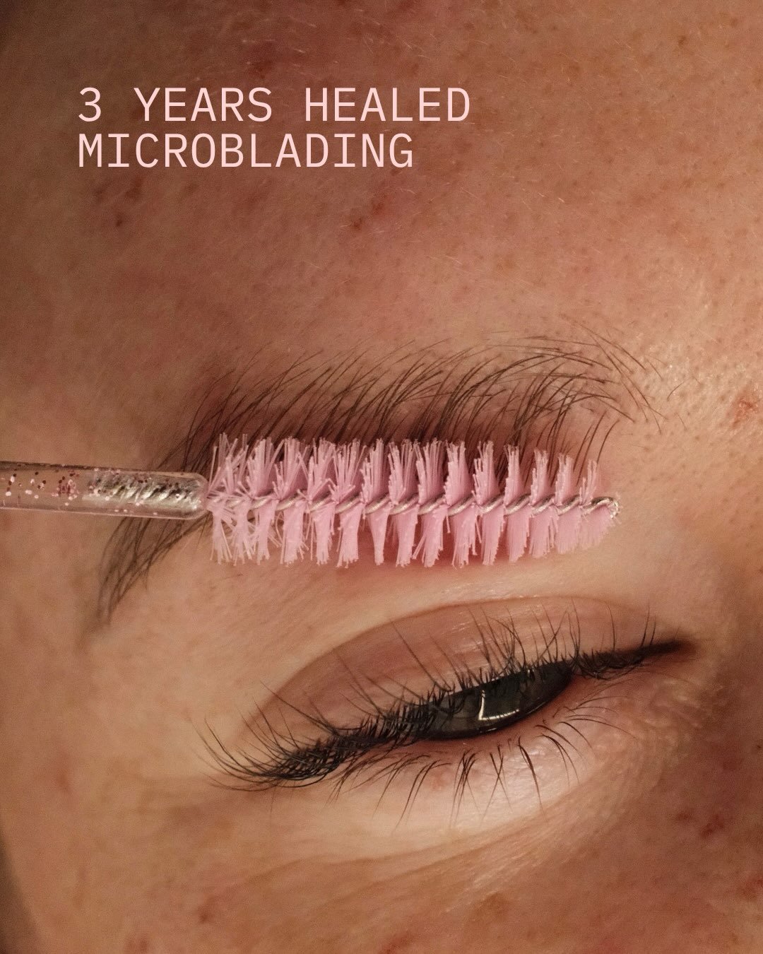 Meine Kundin war diese Woche f&uuml;r Faux Freckles bei mir und so hatte ich die Gelegenheit, ihre Augenbrauen drei Jahre nach dem Microblading noch einmal zu fotografieren.
Ich zeige hier meistens frische oder wenige Wochen alte Ergebnisse. Umso spa