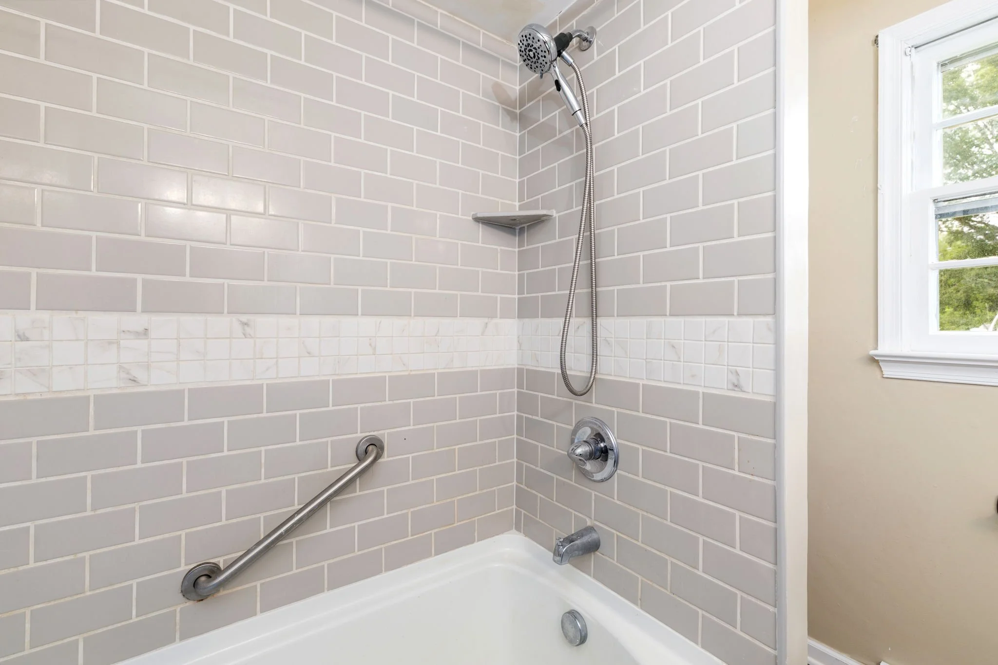 5-web-or-mls-3757-Springfield-Rd-5.jpg
