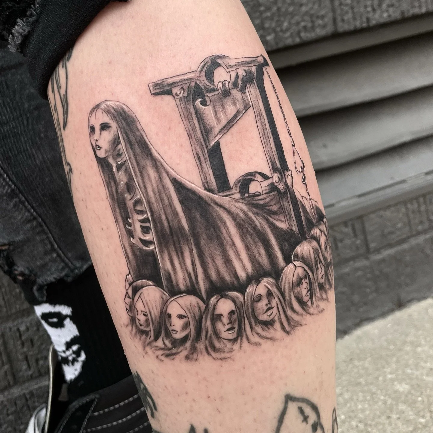 creepy tat2 for a creepy lady (in the best way) thanks @karotrzzytattoos for filling my no call no show space! 🫶🏻🖤
#darktattoo #darktattoos #creepytattoo #creepytattoos #femaletattooartist #illinoistattooartist #chicagotattooartist #kankakeetatto