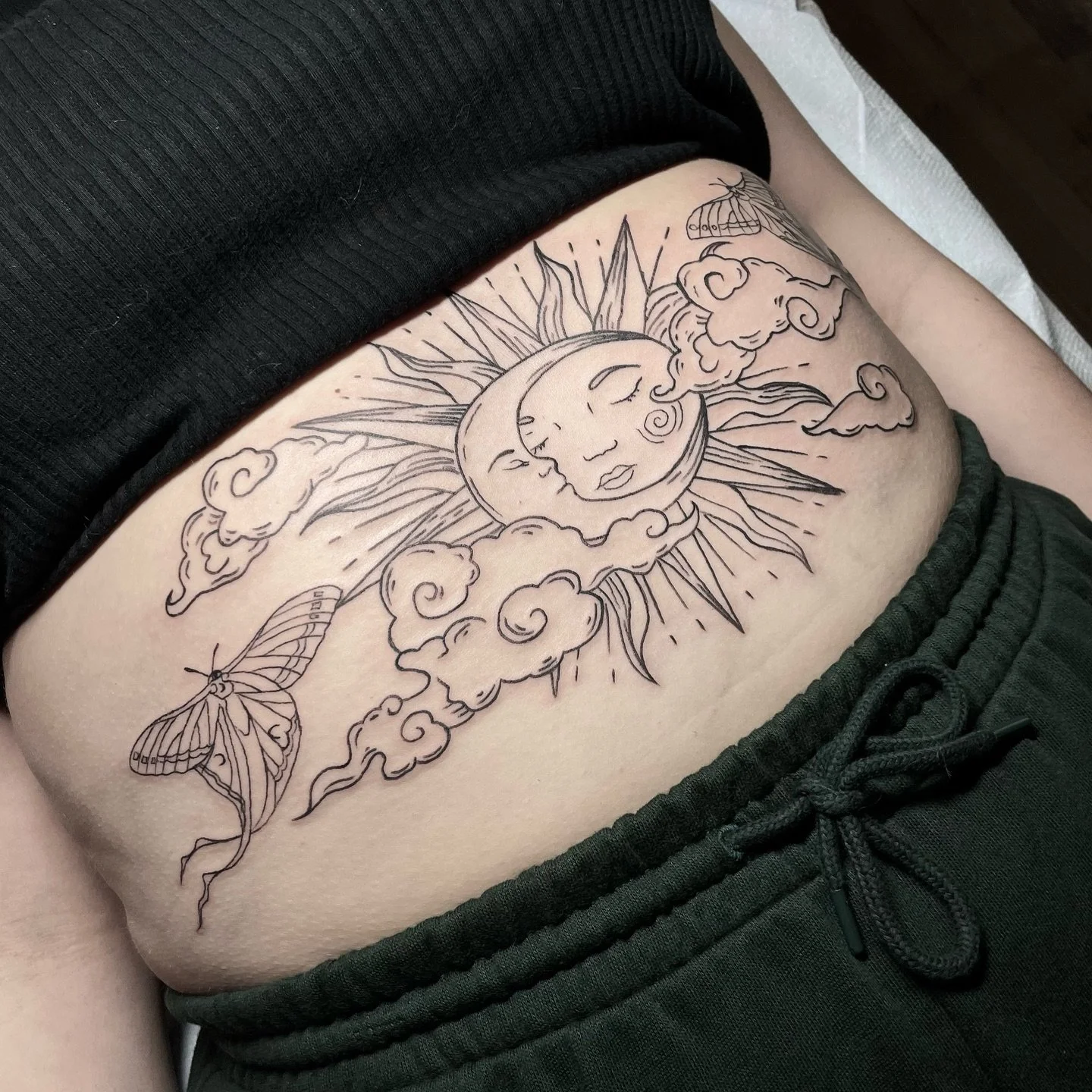 First session on this stomach blasty for my sister @krisdugan29 thanks for being pretty dope I guess 😎
#stomachtattoo #stomachtattoos #sternumtattoo #femaletattooartist #illinoistattooartist #chicagotattooartist #kankakeetattoo