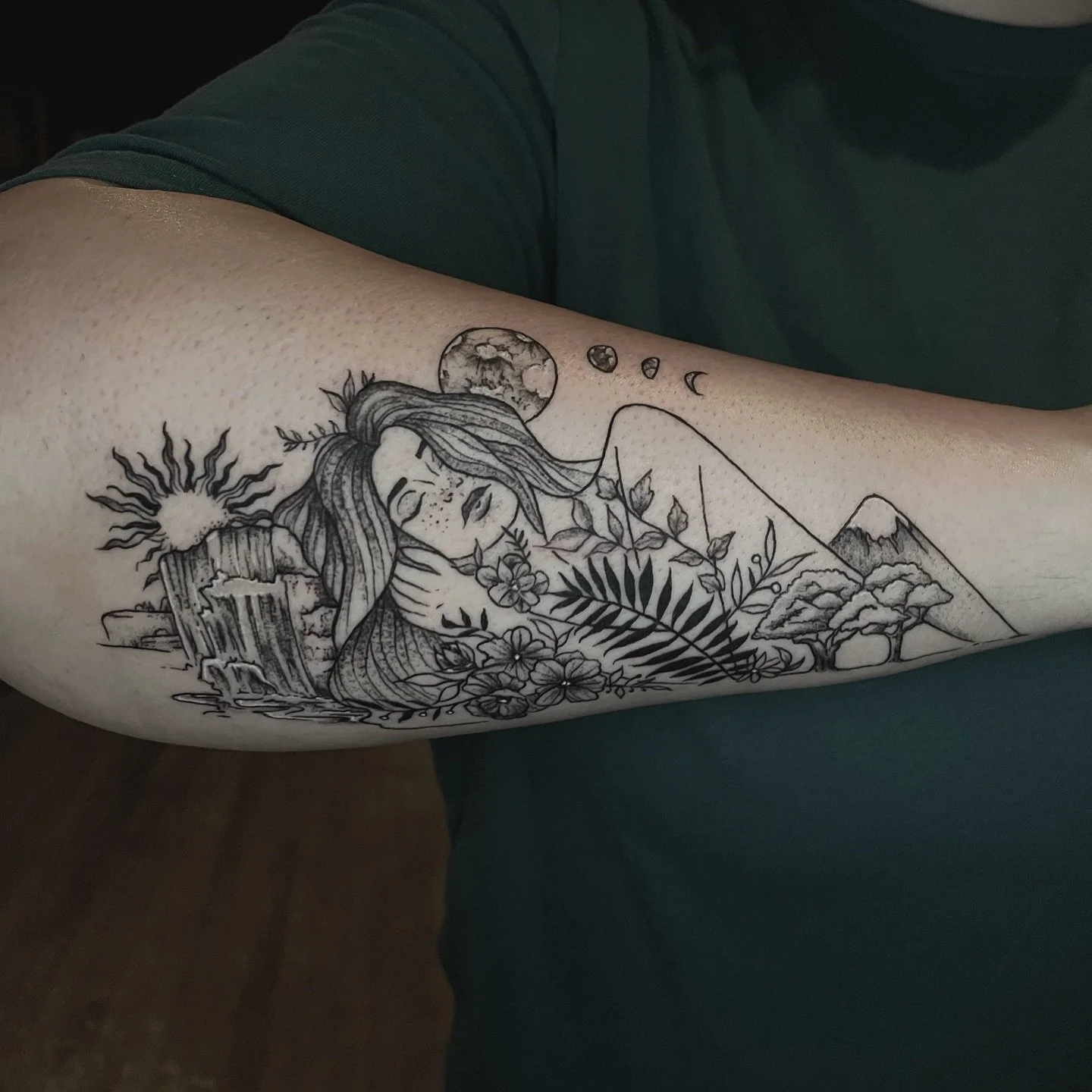Tattooed this fun lady on @nbarnett93 owner of the awesome @rubber_rose_books based on a reference she brought in :)
How amazing to sit and talk with a local business owner so dedicated to the community, inclusivity, and positivity 💖 If you haven&r