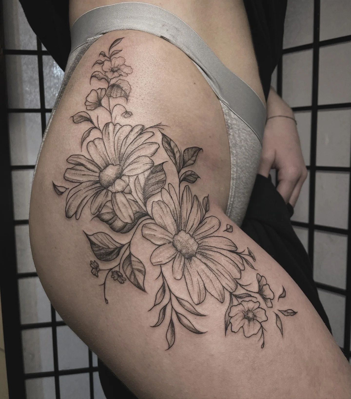 Floral hip piece for @jenna.soucie02 💖 it was so great meeting you, thanks for such a fun piece!!
#floralhiptattoos #floraltattoo #hiptattoo #femaletattooartist #illinoistattooartist #chicagotattooartist #kankakeetattoo
