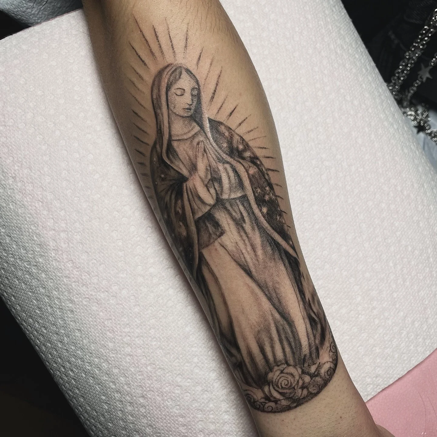 Mama there a virgin mary on you @idc.christian 💖
such a fun one to do on one of my best friends since 7th grade :)
#virginmarytattoo #virginmarytattoos #femaletattooartist #chicagotattoo #illinoistattooartist #kankakeetattoo