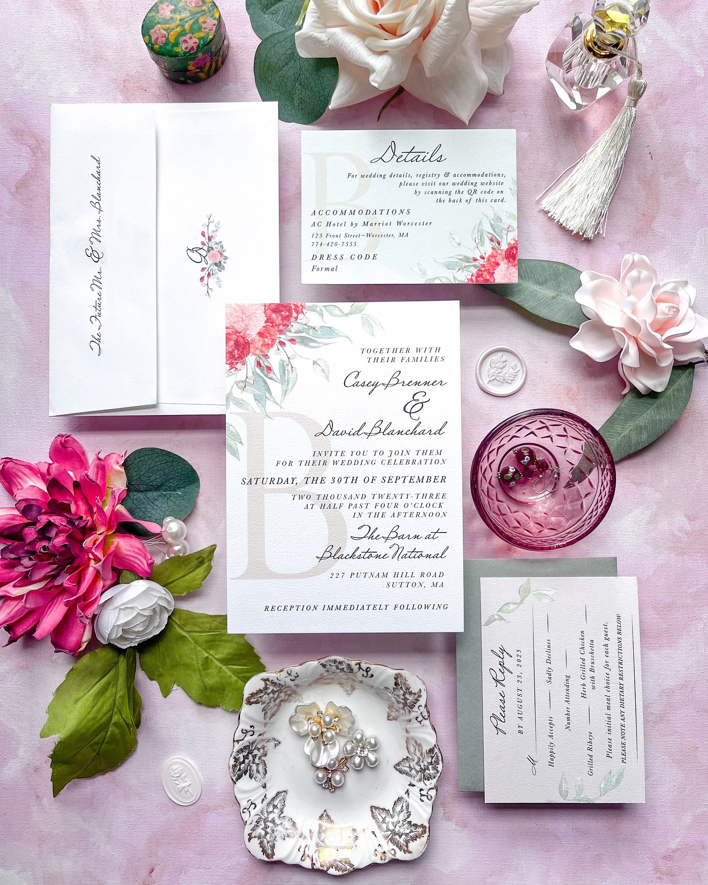 Embracing fall with a throwback to this September suite 🥀🍂 Personalized with the couple&rsquo;s shared initial and a hand-painted crest, this is a one-of-kind collection for a one-of-a-kind love story! 🤍📖

Happy early anniversary to this wonderfu