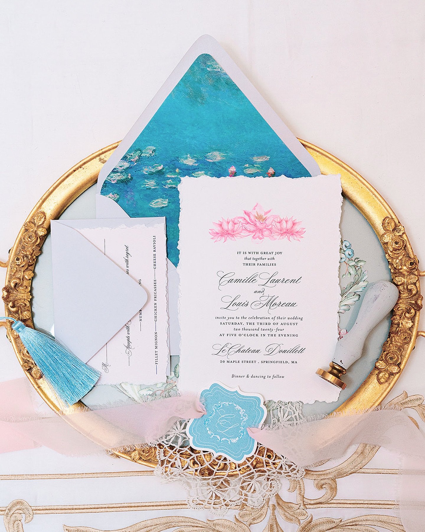 Stunning flatlay shots from this past summer&rsquo;s Monet inspired photoshoot 🪷 Couples &mdash; don&rsquo;t forget to have your photographer take detail shots like these so you can capture that one-of-a-kind theme you worked so hard on !! 🩵
.
.
Ph