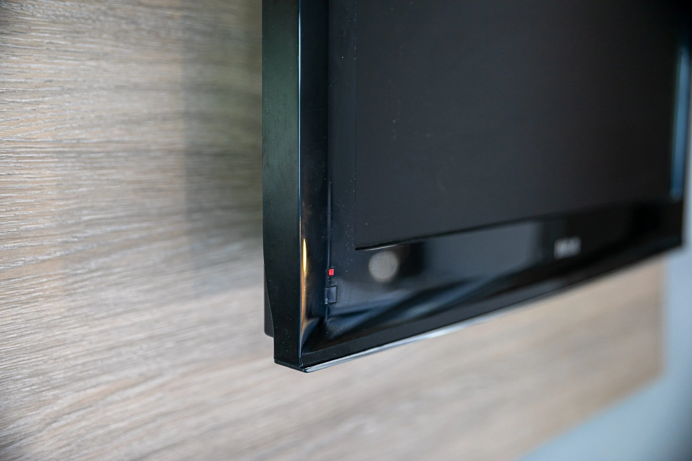 Un televisor plano montado en una pared de madera.