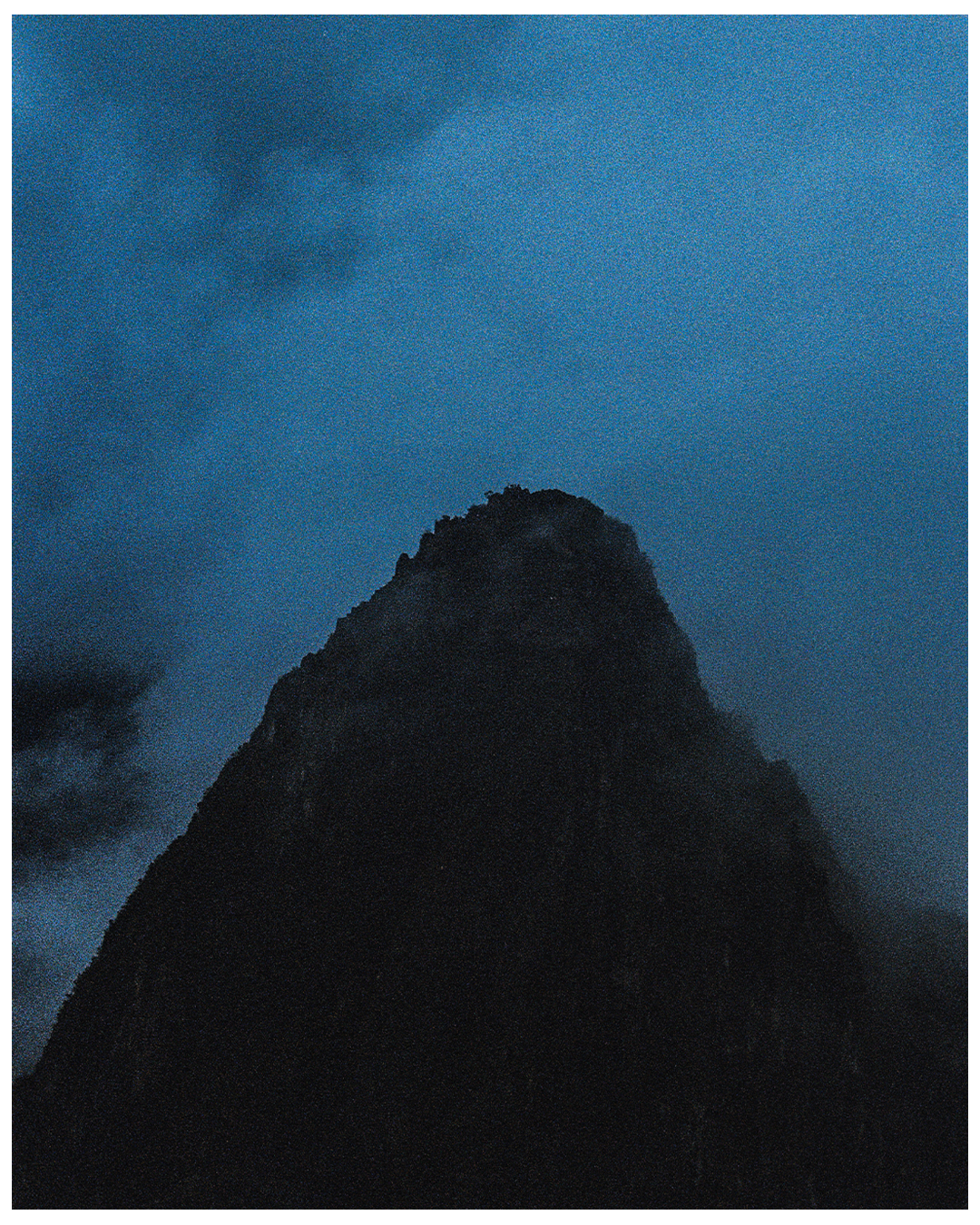 MOUNTAIN VERTICAL BORDERS.png