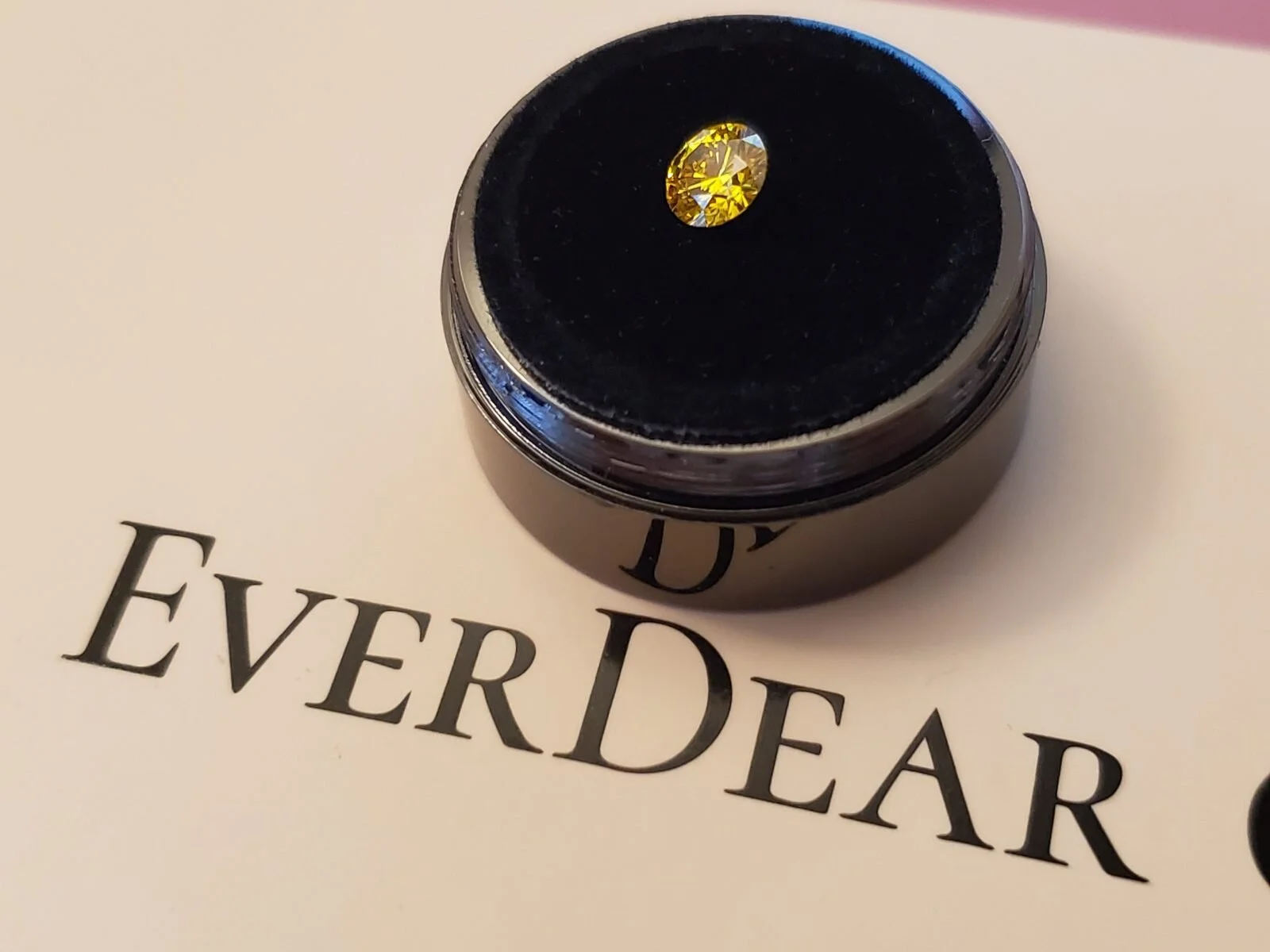 Customers took the photo of yellow cremation diamond from ashes in EverDear™️ box 2