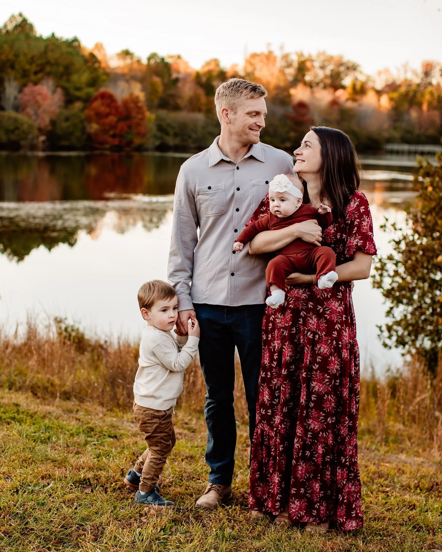 The fall colors really showed out for my last fall session of the year with the Thomas family!!

Trying to post more this week but I&rsquo;ve been more set on shooting and editing; but more posts to come soon! 🫶🏻🧡