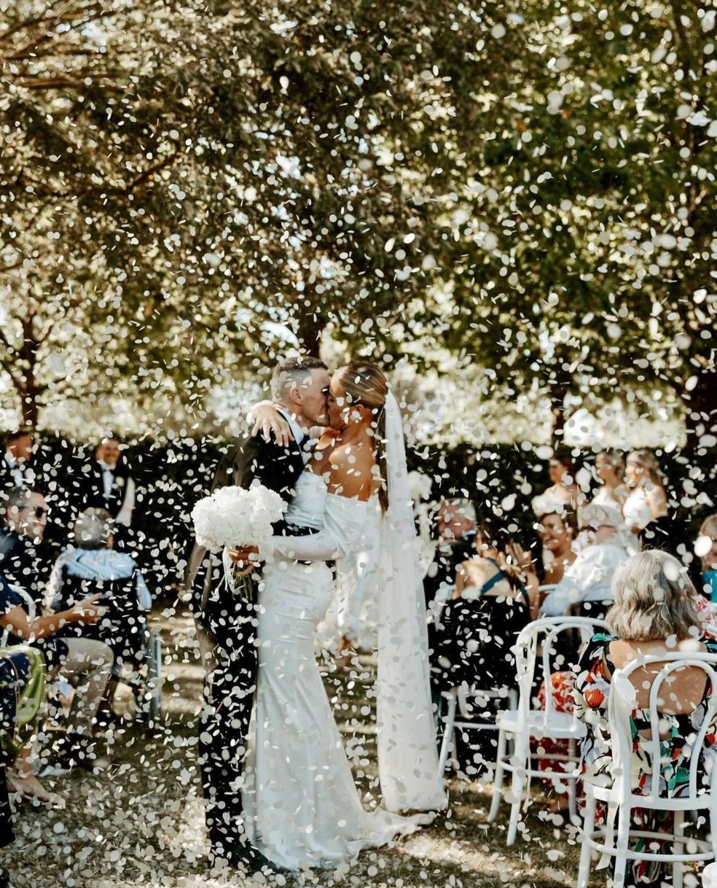 The Thorps nailing the perfect shot!! 

We are all for a confetti toss around here.

Photography @darcybly
Venue @lancemoreevents
Blooms @therealfloristalbury
Confetti Cannons @thewholebride
Furniture Hire @bangeventco