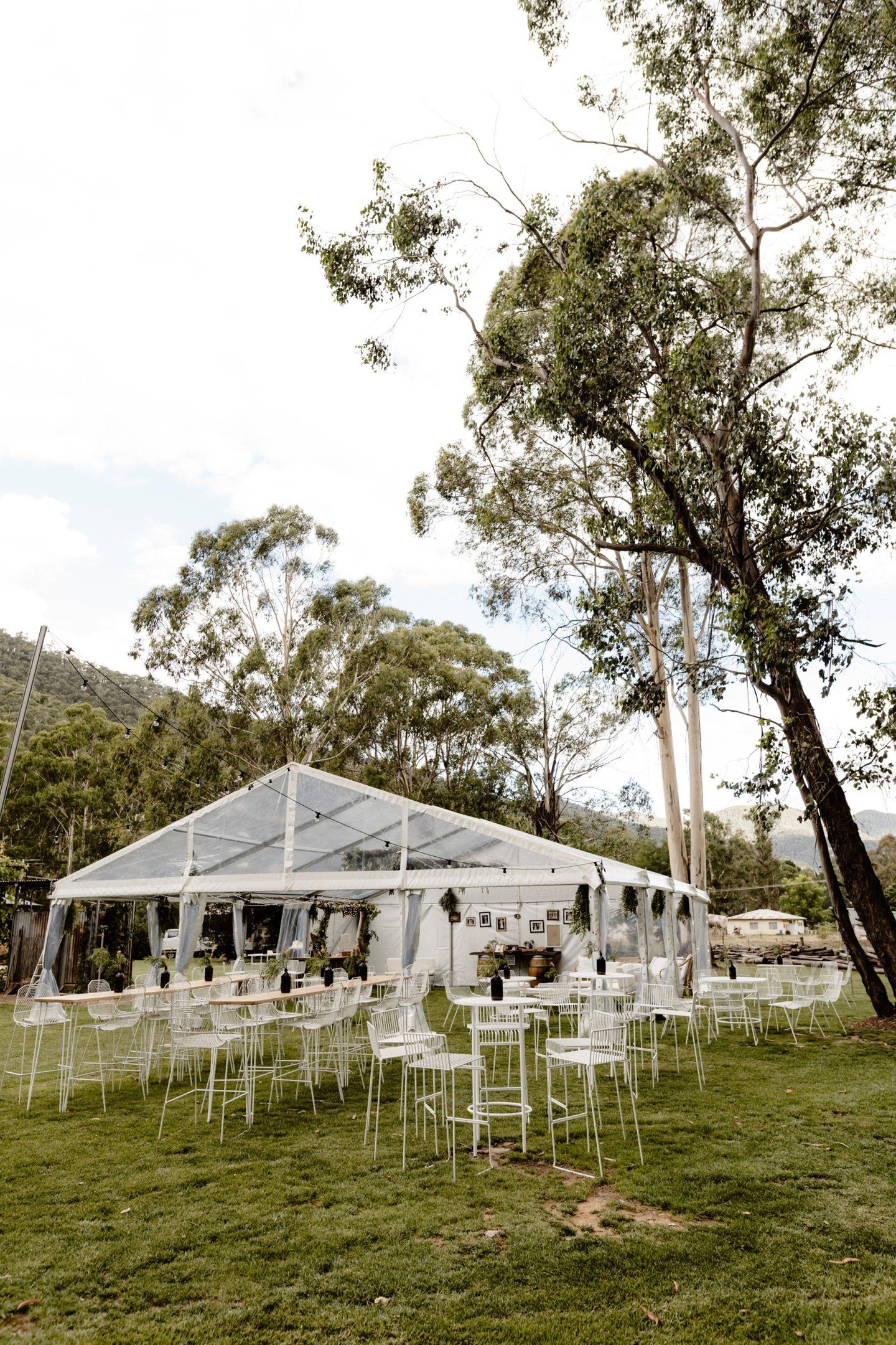 Our clear span marquee structure in the beautiful Buckland Valley.

Photographer @fieldofcanningsphotography
Marquee &amp; furniture @bangeventco
Venue Private Property
