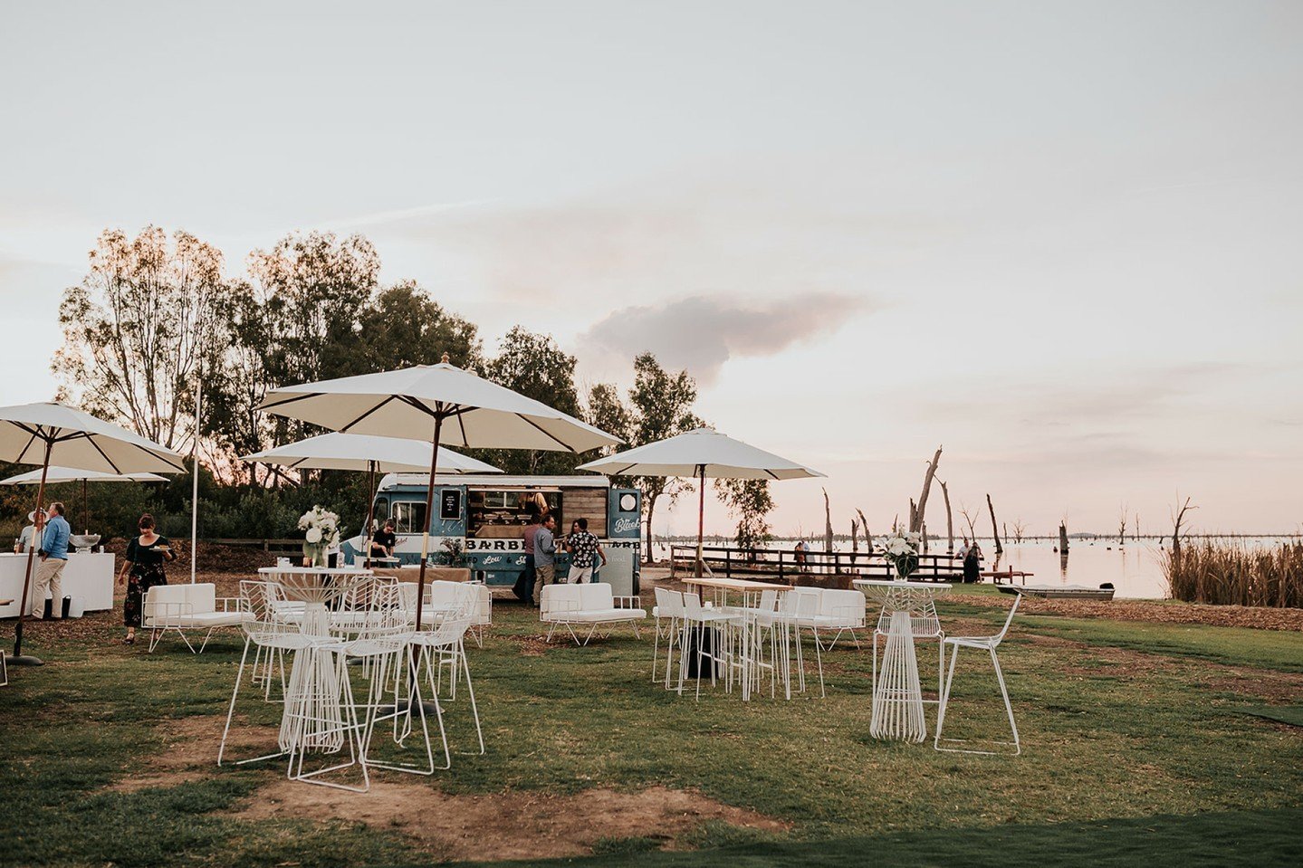Celebrating the Hicks' with sunsets by Lake Mulwala, they don't get much better than this!!

Photography @andreasissonsphotography
Furniture @bangeventco