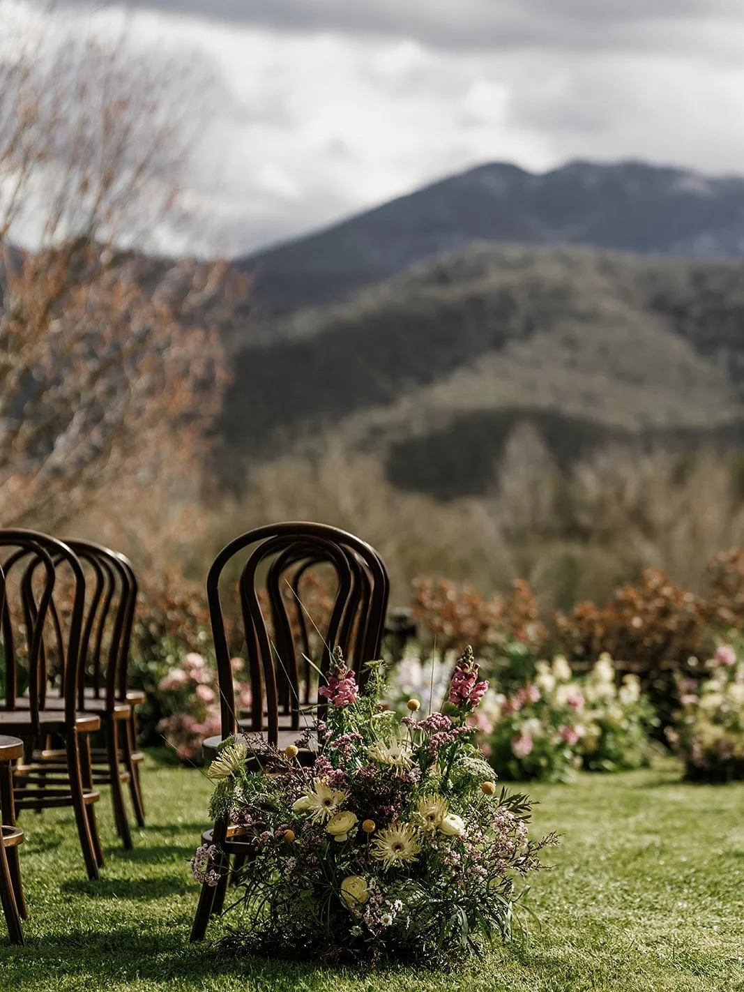 There&rsquo;s something magical about a Feathertop ceremony&hellip; 
Soft florals, timeless bentwoods and the rolling Feathertop views created the dreamiest place for &ldquo;I do.&rdquo;
Elegant, intimate and completely unforgettable.

Planner &amp; 