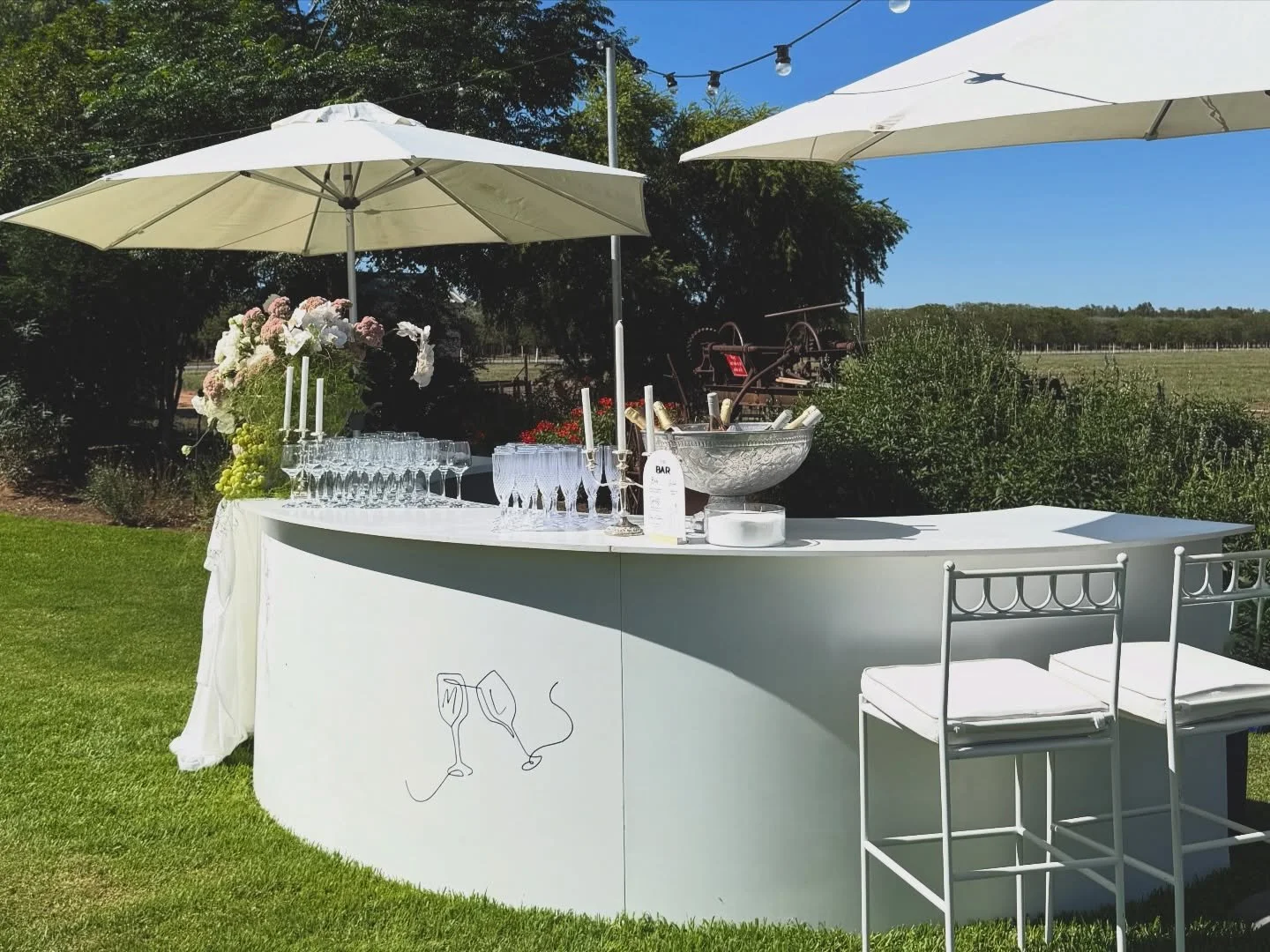 A moment for the bar 🥂

Want to make an impact - Colette is your gal!

Perfect for guest to gather around, staff will love the space and storage. 

Gorgeous florals from our favourites @wren.floralista