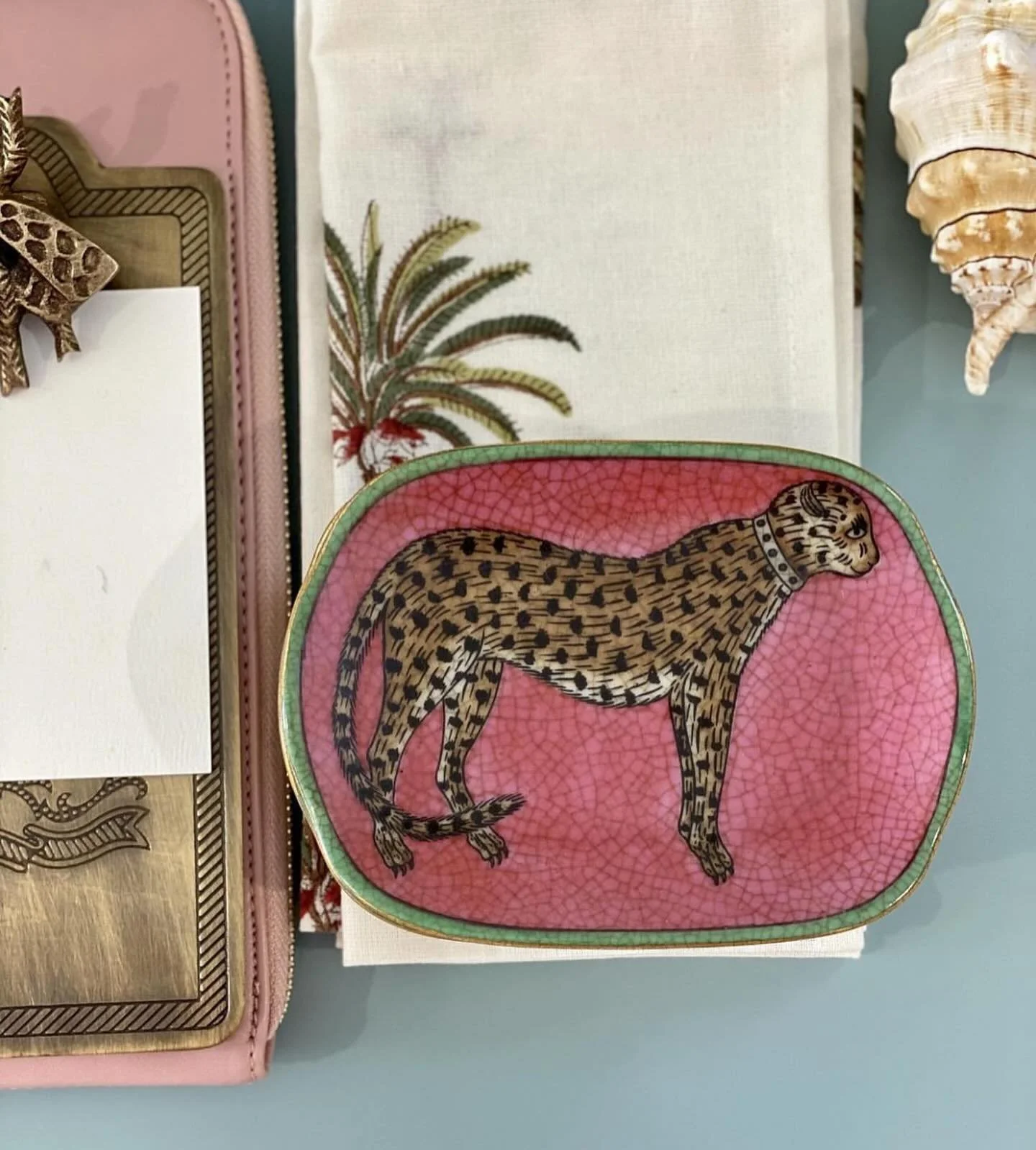 Jungle chic. Always in style 🐆 

#tradewindsdesign #leopard #handmadeceramics #junglechic #junglestyle #tropicalstyle #stylemyhome #interiordesigner