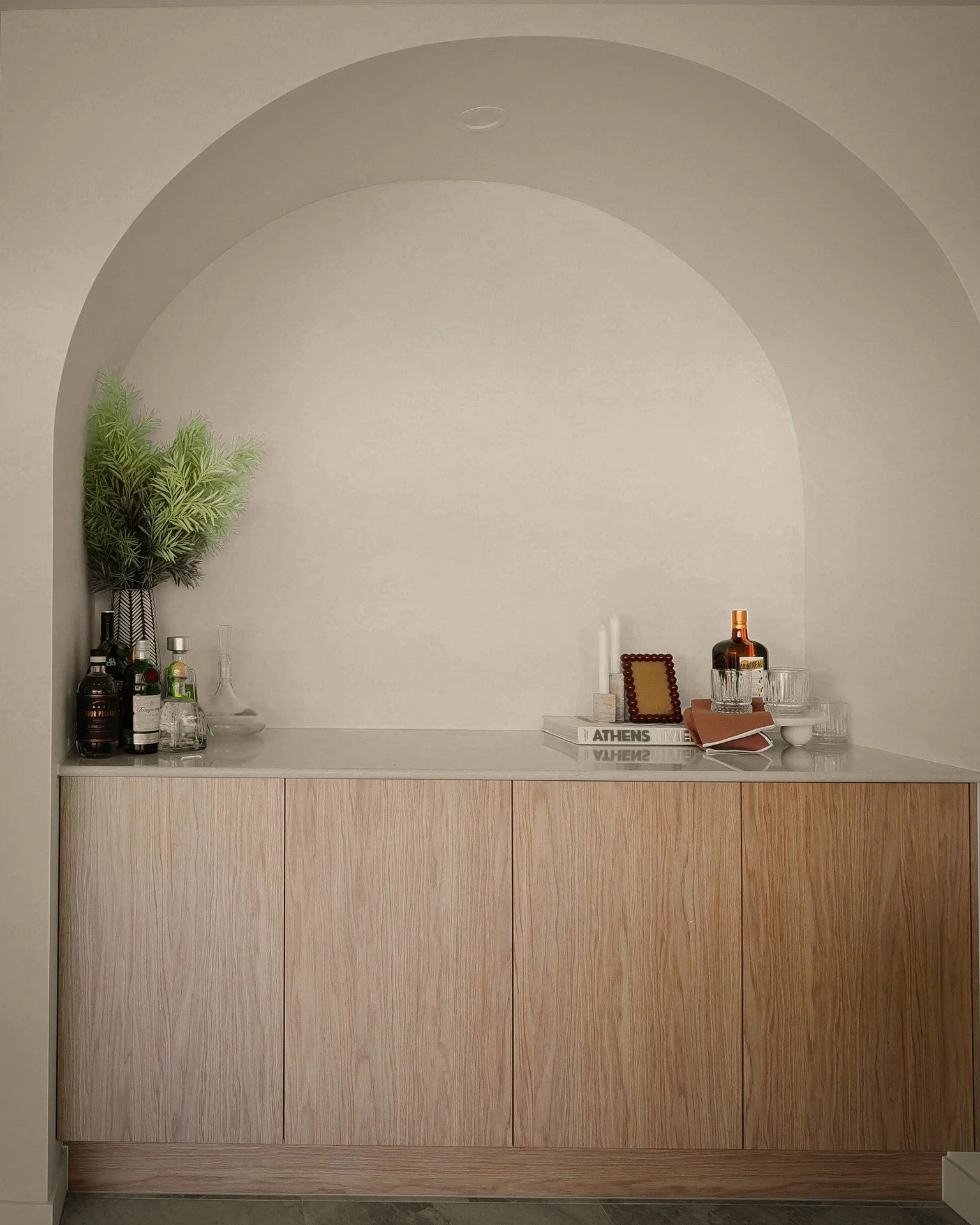 The bar nook in our Coastal Calm project in Mermaid Waters.

#tradewindsdesign #interiordesign  #bespokecabinetry #kitchendesıgn #bar #bardesign #goldcoastinteriors #luxurydesign #queenslandhomes