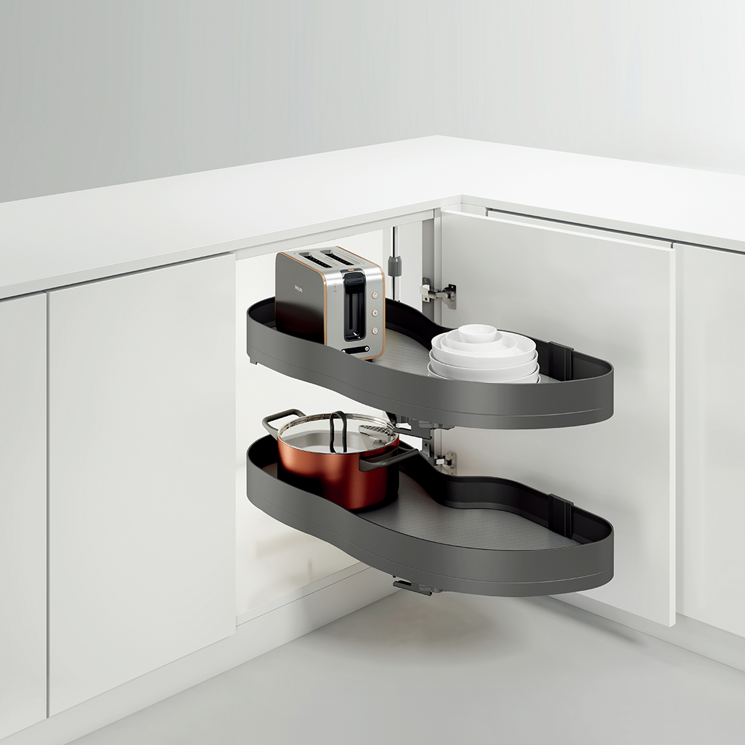 Swiveling tray for base blind corner