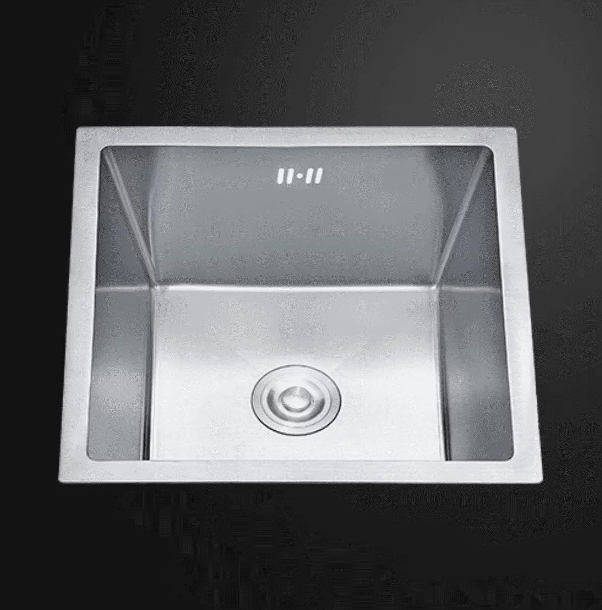 Handmade 304 stainless steel single-bowl sink measuring 450 × 450mm