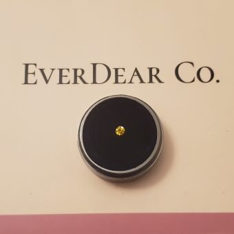 Customers took the photo of yellow cremation diamond from ashes in EverDear™️ box 3