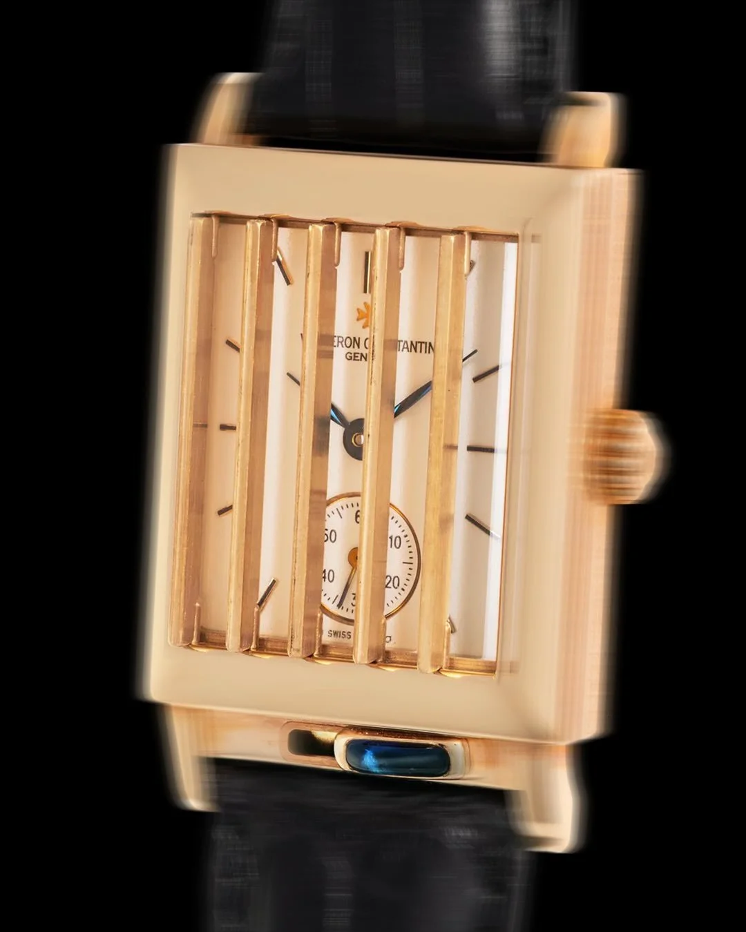 A FOCUS ON THE @vacheronconstantin LES HISTORIQUES JALOUSIE
With Les Historiques Jalousie ref. 91002, Vacheron Constantin turns reading the time into a choice. Inspired by early 20th-century secret watches, its dial sits behind a pink-gold &ldquo;jal