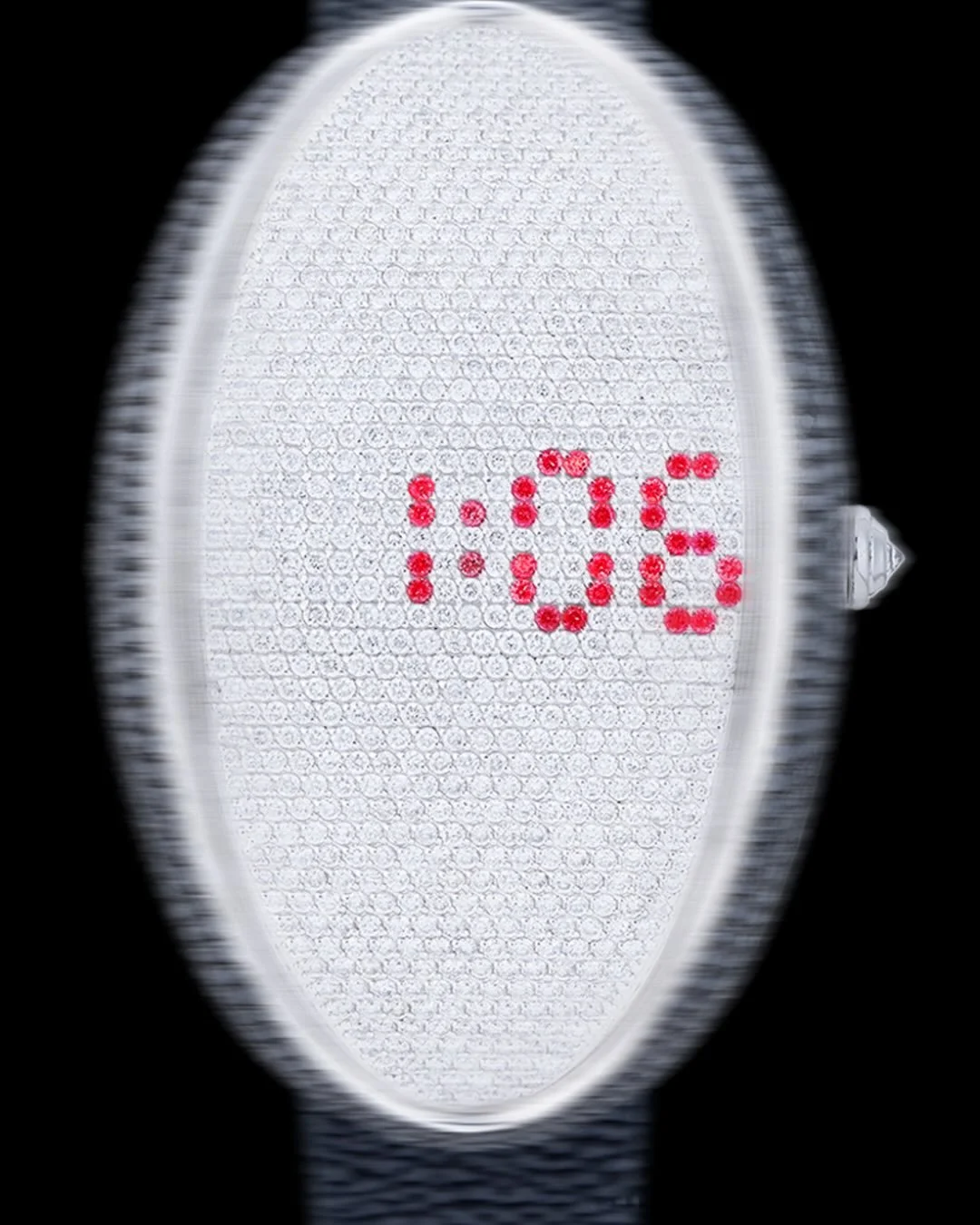 A FOCUS ON THE MARCO MAVILLA OVAL ONE
At first glance, Marco Mavilla&rsquo;s Oval One looks like pure jewellery: an oversized oval case, fully pav&eacute;-set, no hands, no markers, no &ldquo;dial&rdquo; in the traditional sense. And yet&hellip; it t