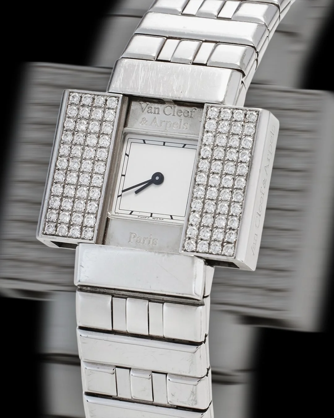 A FOCUS ON THE @vancleefarpels DOMINO 39 SECRET WATCH
A &ldquo;secret watch&rdquo; is exactly what it sounds like: a time display that refuses to be the first thing you see.
On the Domino 39 (ref. 330976, circa 2000), the dial is hidden behind two di