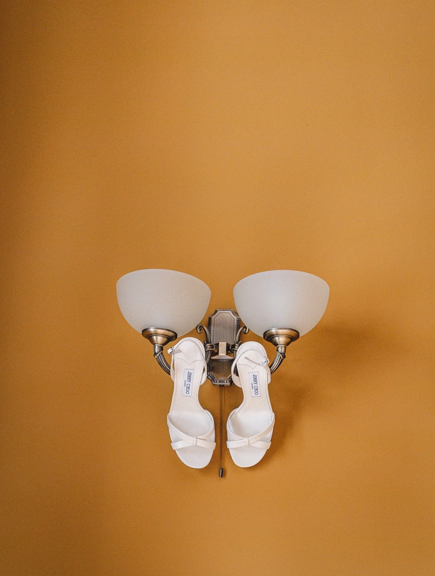 🇬🇧 A pair of beautiful shoes, a colorful wall and an elegant light appliance, you don&rsquo;t need more to capture your wedding details with style ✨

🇩🇪 Ein Paar sch&ouml;ne Schuhe, eine farbenfrohe Wand und eine elegante Leuchte &ndash; mehr bra