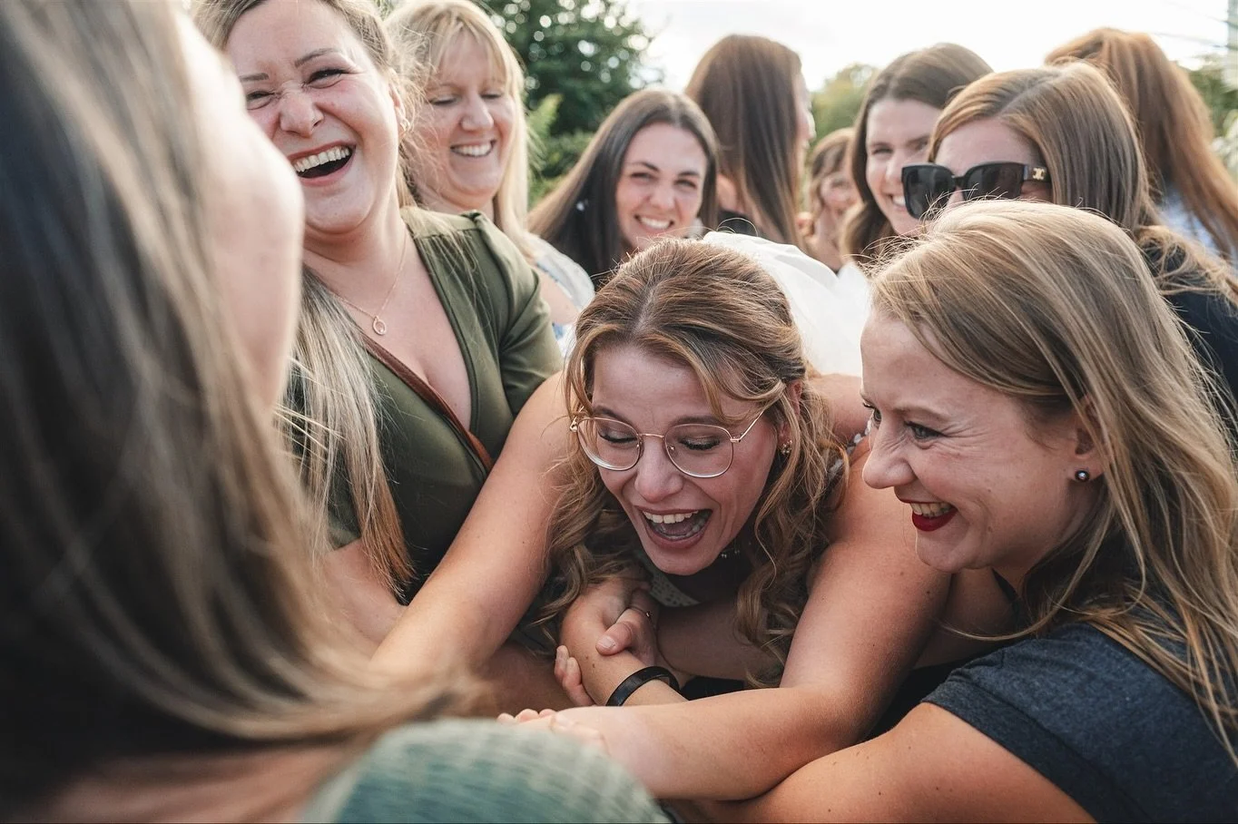 🇬🇧 group photos are boring &hellip; says who? 
Your group photos don&rsquo;t have to be just the one with every one well aligned for the picture frame. I love to throw in one picture (or someone 🤭) for the memory 🥳
And you, would you do it?

🇩🇪
