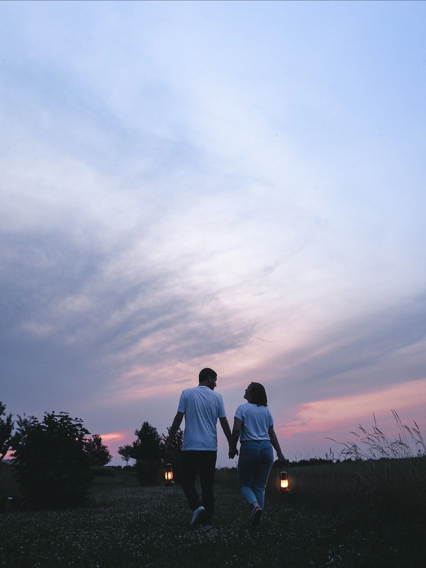 🇬🇧 Can&rsquo;t believe it took me this long (and the realization 😅) that I never made a post about this engagement session! 🙈
The sun hid for the golden hour, but the blue hour gave it all ✨
Can&rsquo;t wait to see Anne and Fabian in a month for 