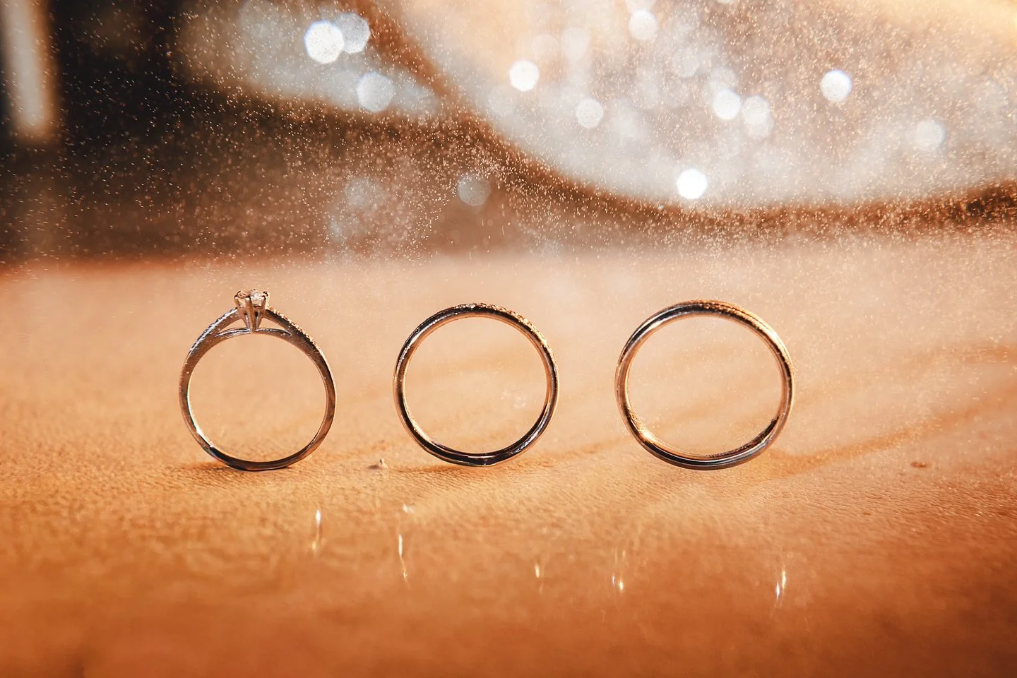 🇬🇧 When so much efforts went into selecting your wedding rings, they should have their place of honor in your wedding coverage 💍

🇩🇪 Wenn schon so viel M&uuml;he in die Auswahl der Hochzeitsringe gesteckt wurde, sollten sie auch einen Ehrenplatz