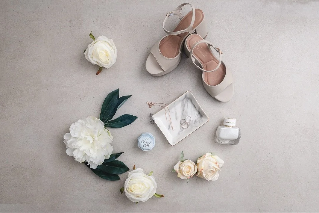 🇬🇧 No stationery during your getting ready but you still want that detail shot? Not a problem, we can still compose with your jewels, perfume, shoes and flowers &hearts;️

🇩🇪 Keine Papeterie w&auml;hrend der Vorbereitung, aber du m&ouml;chtest tr