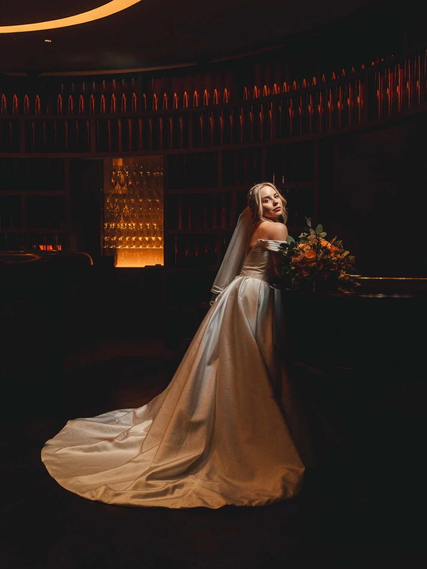 🇬🇧 I believe every bride deserves a portrait where she is the full hero of that picture to celebrate her story and journey. When I noticed the bar at the Ritz-Carlton, I knew we had to take that portrait there. The bar offers the perfect setting fo