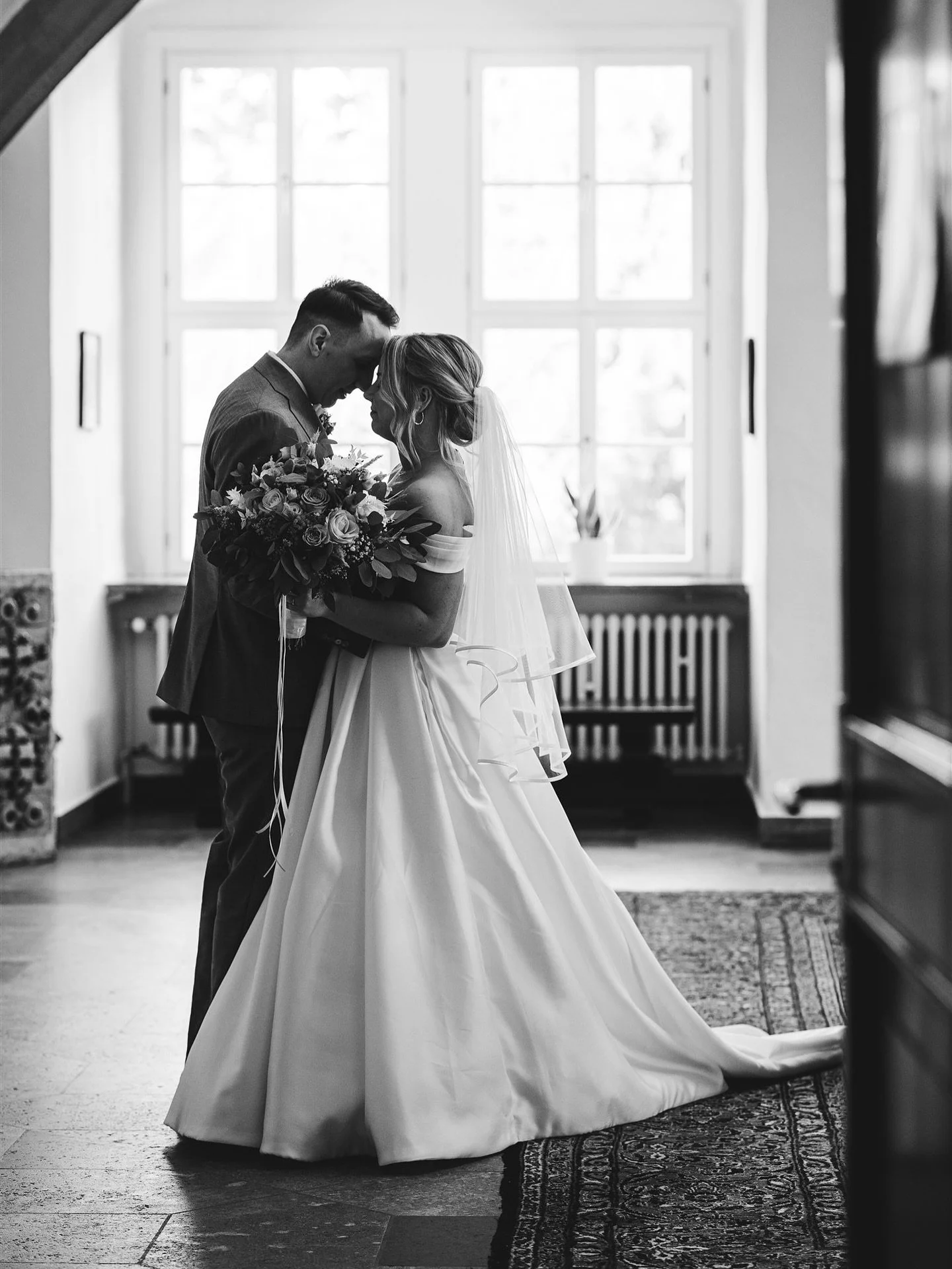 🇬🇧 About reading the room and keeping an eye on your couple 📸

Following the civil ceremony, all the guests had left the room and were outside waiting for the big exit of the bride and groom. Me keeping an eye on the guests wondered where my coupl