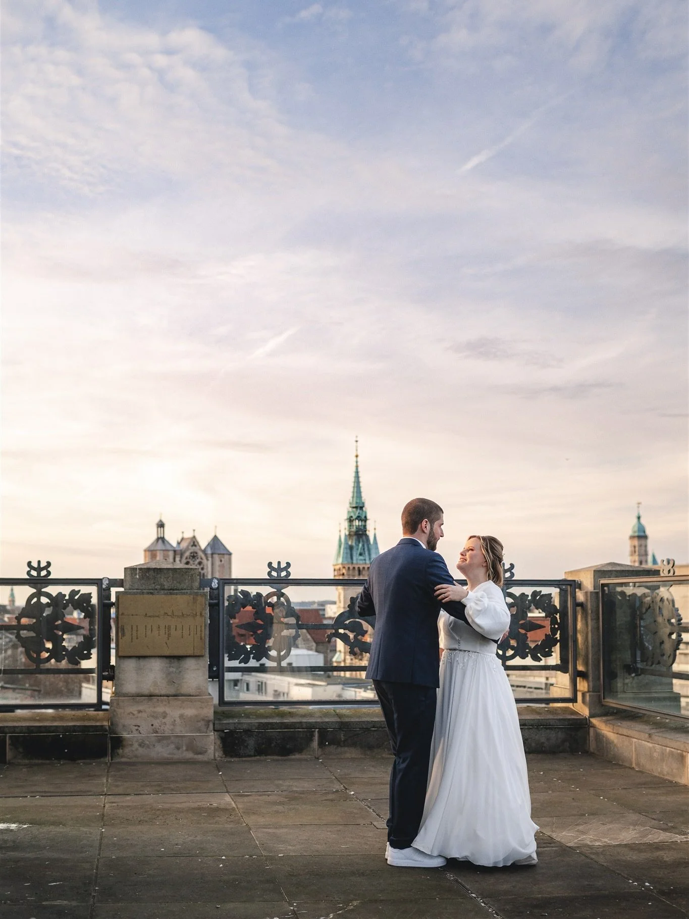 Anne &amp; Fabian Sneak Peek

🇬🇧 While I keep working on the rest of the gallery, I wanted to share with you a glimpse of the wedding of Anne &amp; Fabian in December 🎄
From waltzing on a rooftop with a view on the city, to going through the Chris