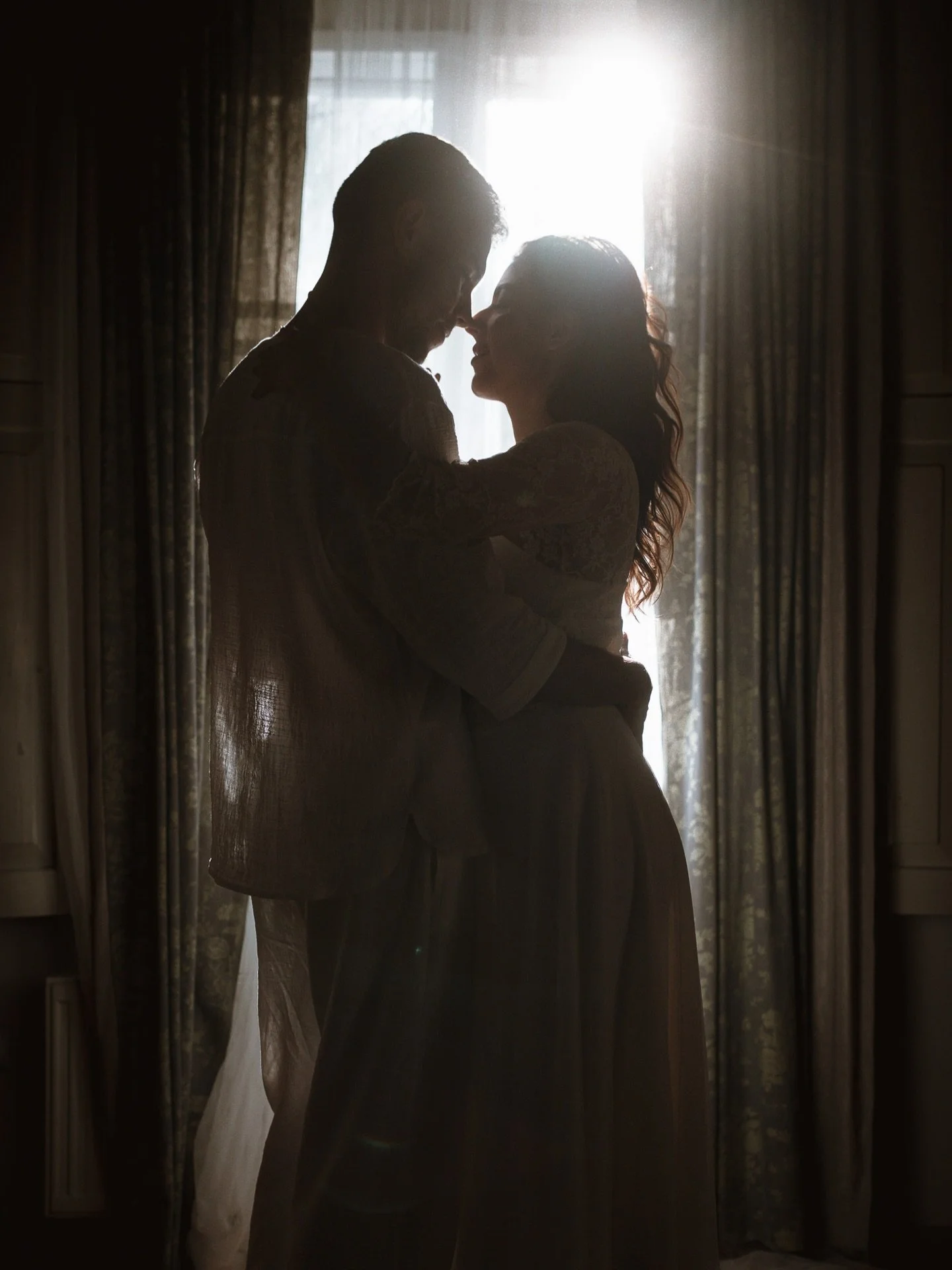 🇬🇧 Throwback to one of my favorite picture I took, still to this day &hearts;️
The light, the sun peaking, the couple slowly dancing, the mood, the cinematic, these are the kind of images that I seek 🫶

🇩🇪 R&uuml;ckblick auf eines meiner Lieblin