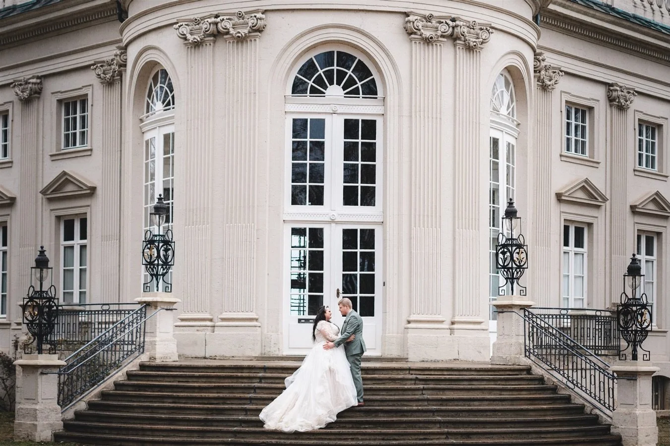 🇩🇪 After-Wedding-Shooting von Lara &amp; Andre
Nachdem ich sie letztes Jahr an ihrem Hochzeitstag begleitet hatte, trafen wir uns anl&auml;sslich ihres einj&auml;hrigen Hochzeitstags im Schloss Richmond in Braunschweig wieder &ndash; was mit einer 