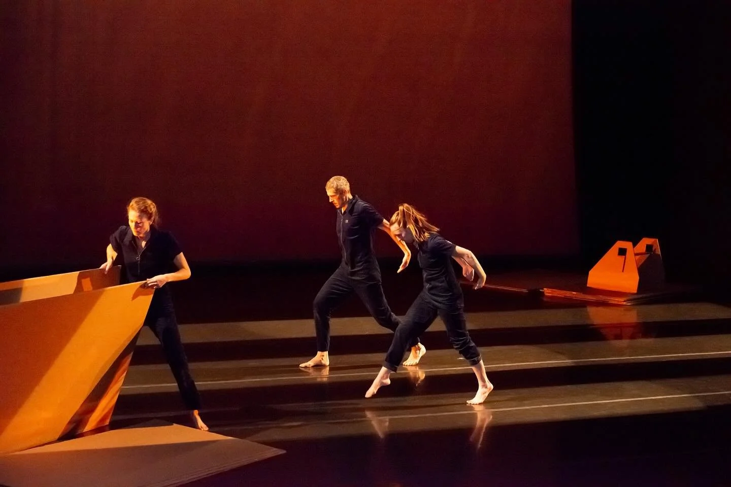 📸 Fotos from Folding! So grateful for the support, audience vibe and exquisite space @middleburycollege for our premiere. Onward with our @vermontdance tour of &ldquo;the institute for folding&rdquo; 📦!
 
Created by @bodeldancearts w/ dance by @han