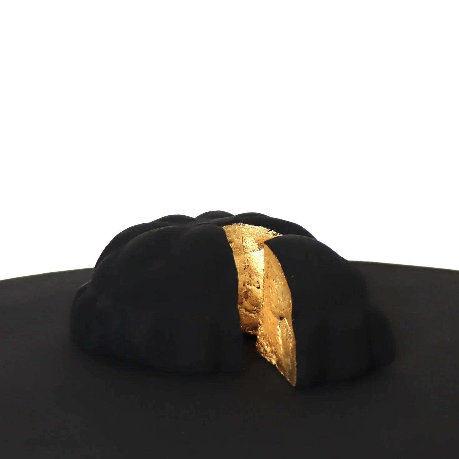 Östersunds Kommun 2022 – 
"Irreversibelt element" 
Trolldeg, bladguld 24 k, akryl, ø 20 cm