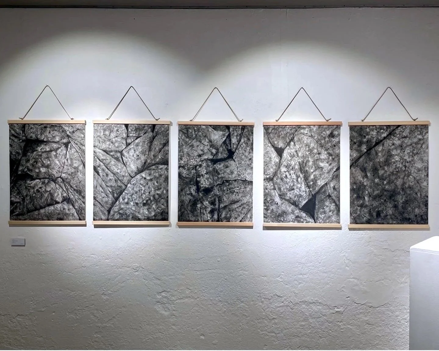 Hemland – Kolteckning, polyptyk. 