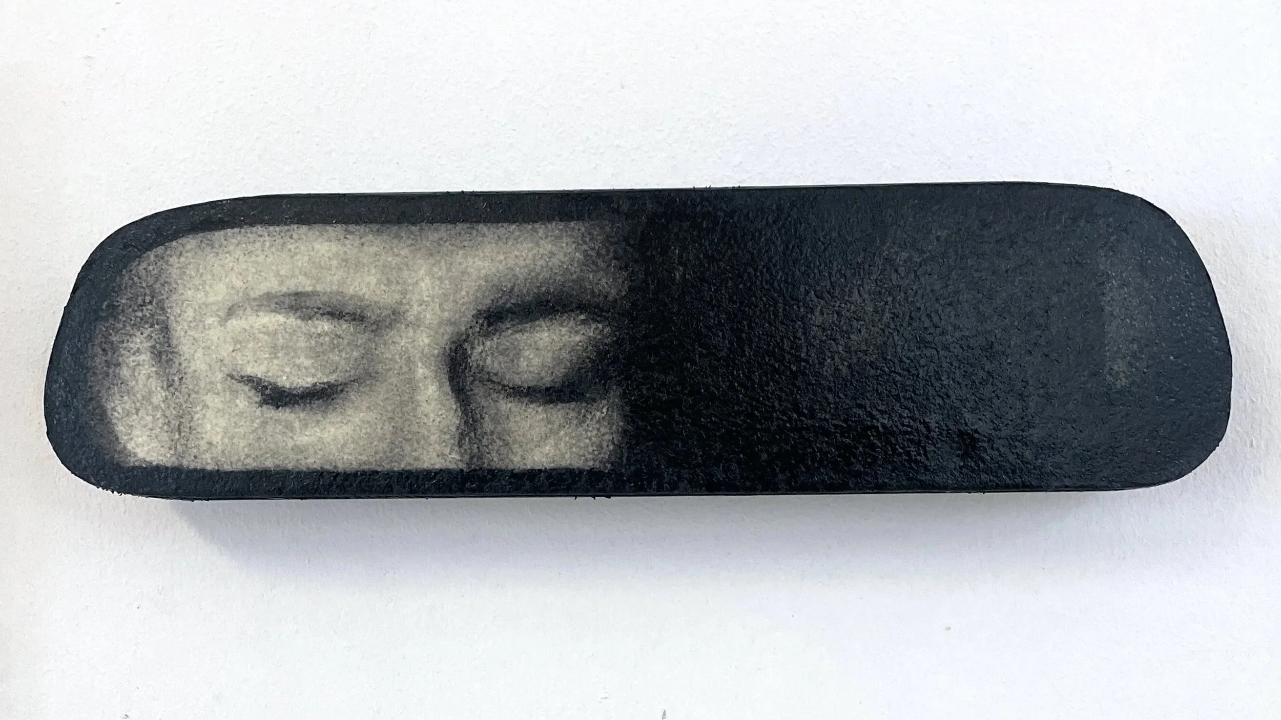 Östersunds Kommun 2024 – 
"Backspegel" 
Kol och schellack på trä, 20x8 cm