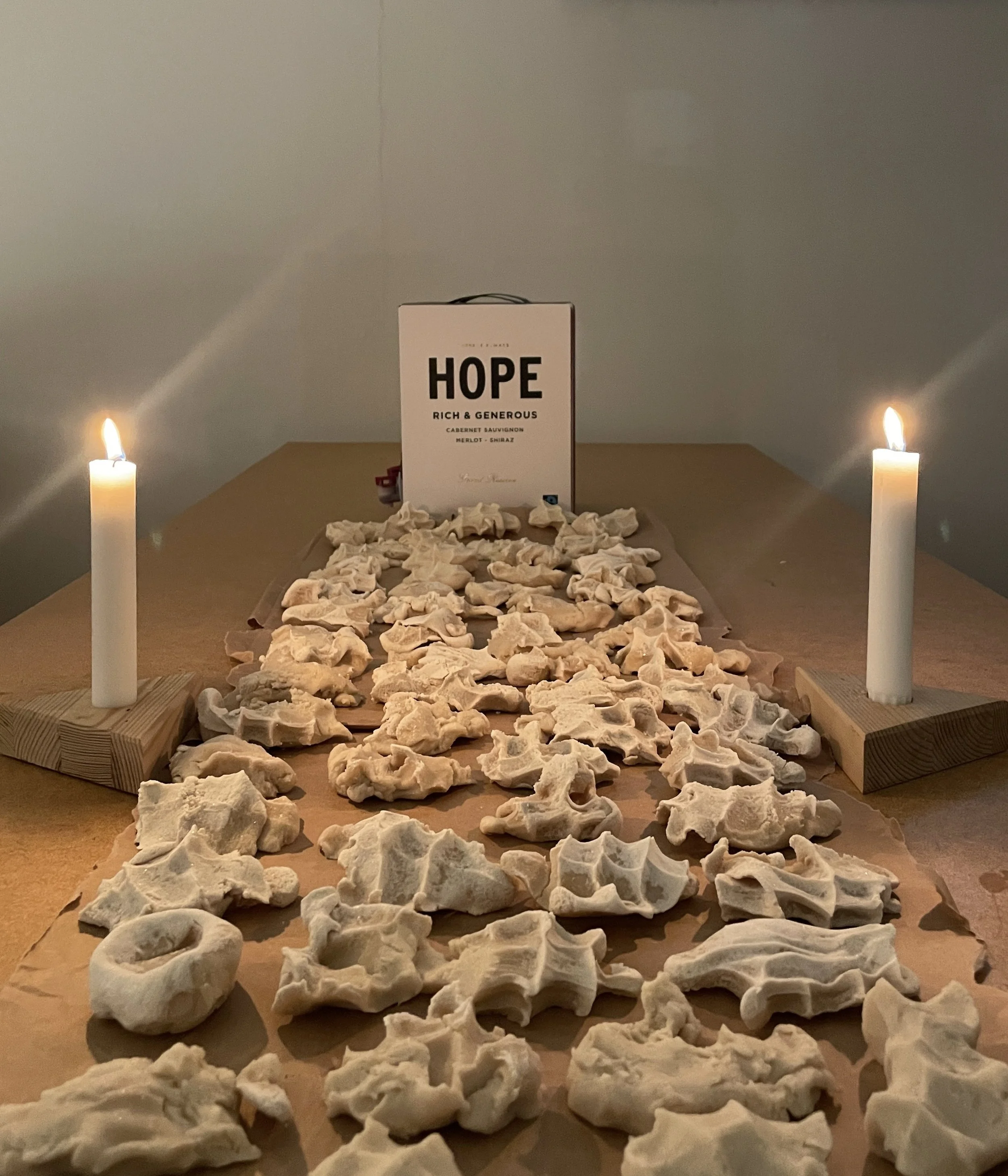 Deltagarnas samlade knutna nävar i trolldeg, i väntan på den sista vilan.