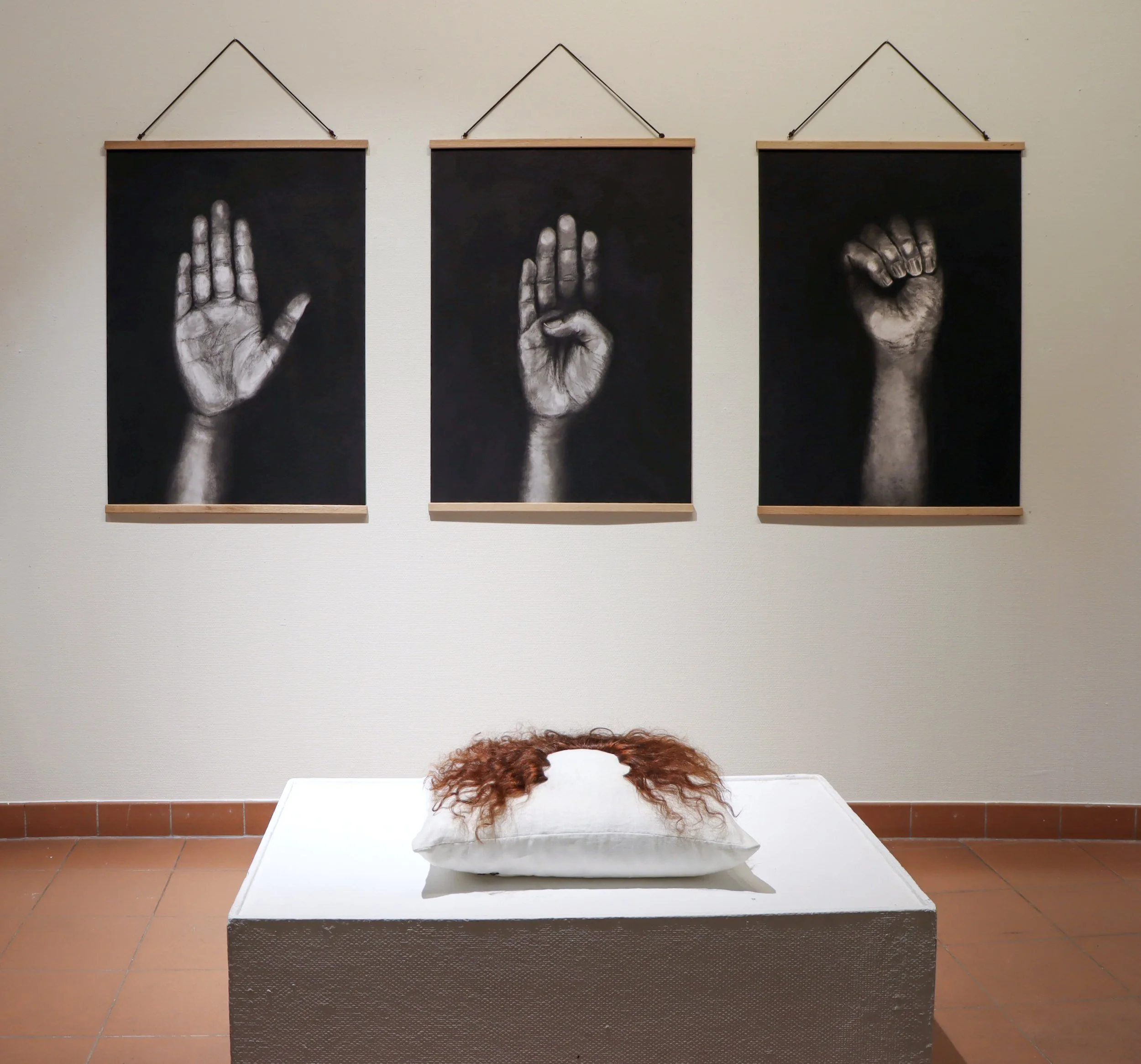 Tecken – kolteckning, triptyk. Aftonbön – människohår, kudde.